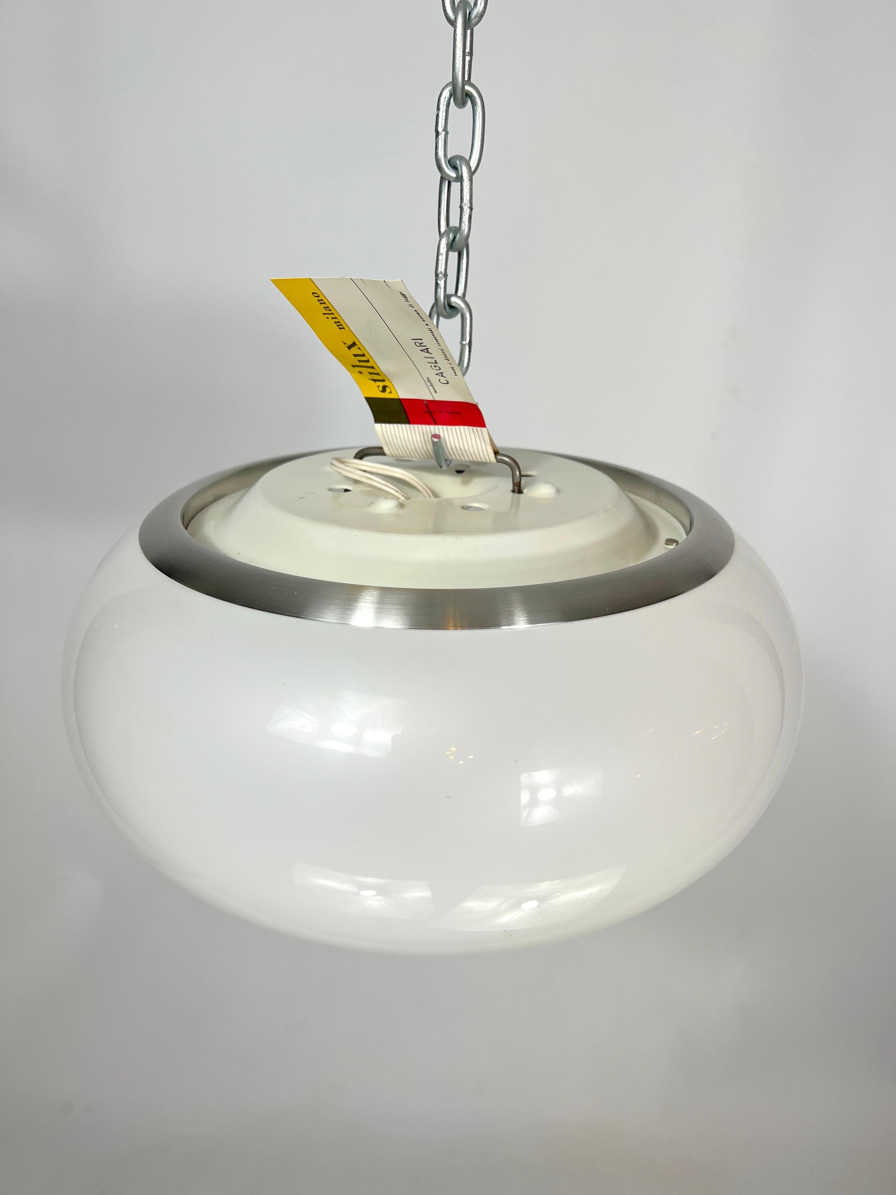 Italiano Stilux Milano, lampada da soffitto in perspex bianco e alluminio degli anni '60 in vendita