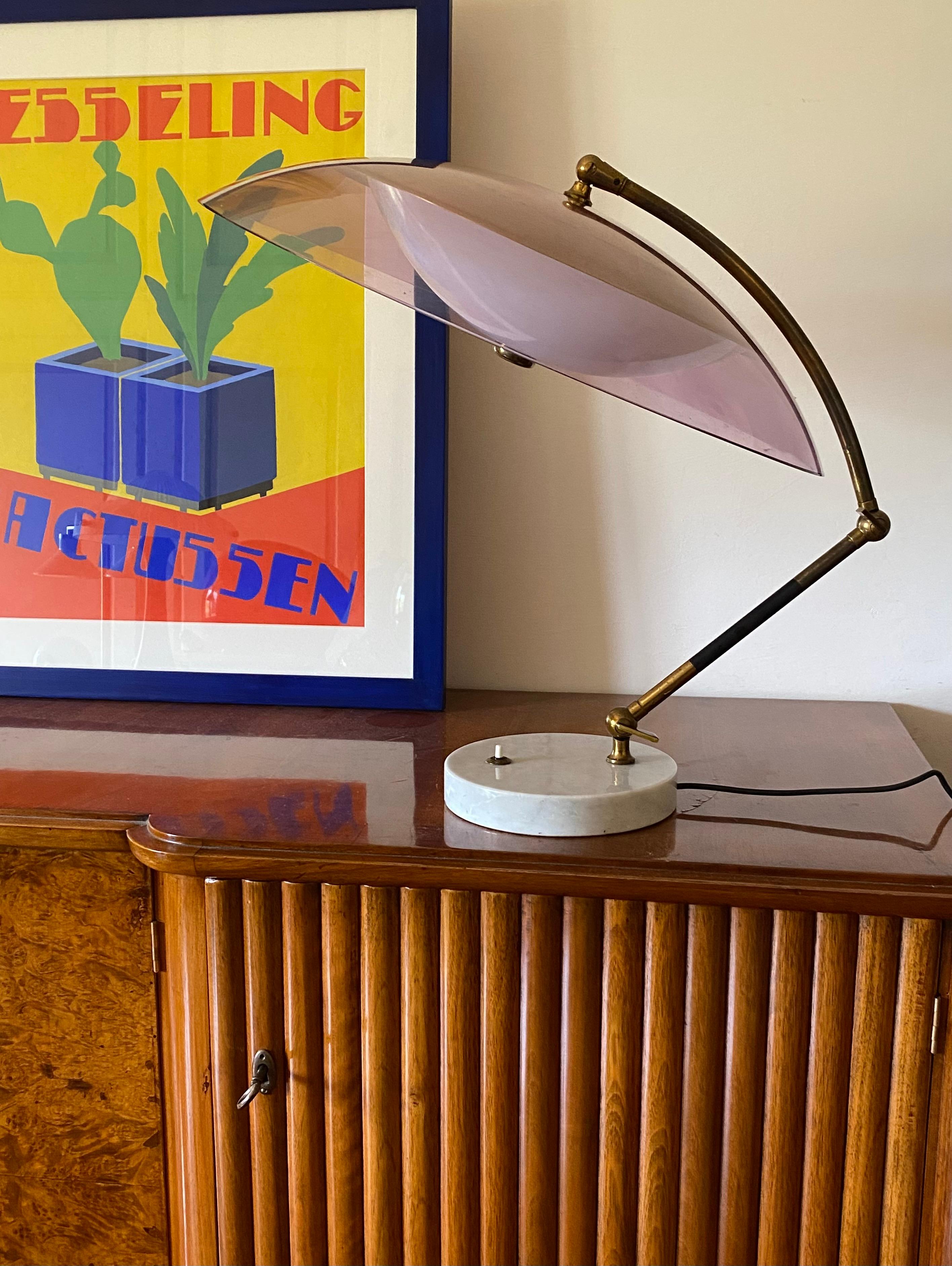 Mod. Orleans-Kuppeltischlampe, leicht geräucherter violetter Plexiglas-Kuppelschirm.

Stilux, Mailand, Italien, 1955

Carrara-Marmor, Messing, Acryl

gelenkarm mit zwei verstellbaren Gelenken.

56 × 51 × 61 cm

Ref: Stilux Mailand