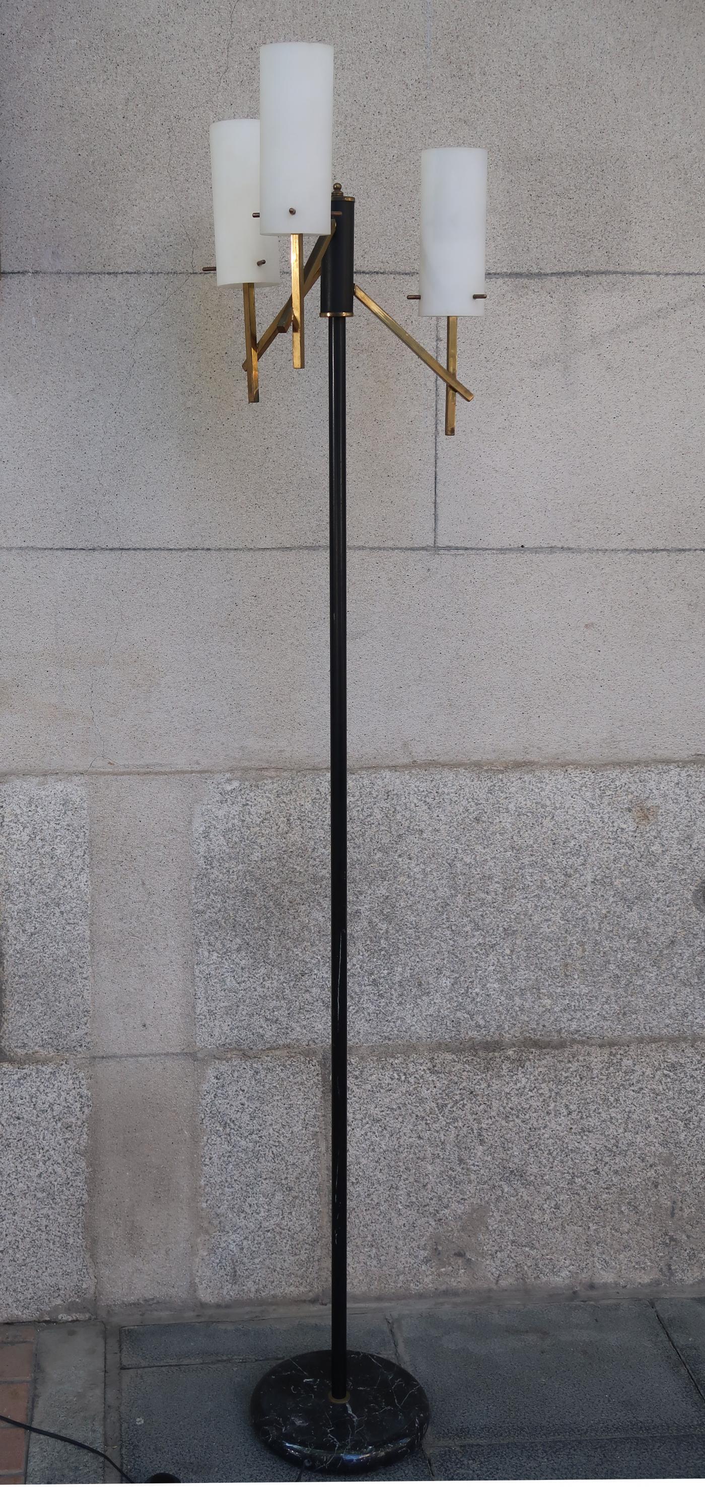 Stilux, Opaline Glass, Marble & Brass Midcentury Italian Floor Lamp, 1950 In Good Condition For Sale In Madrid, ES