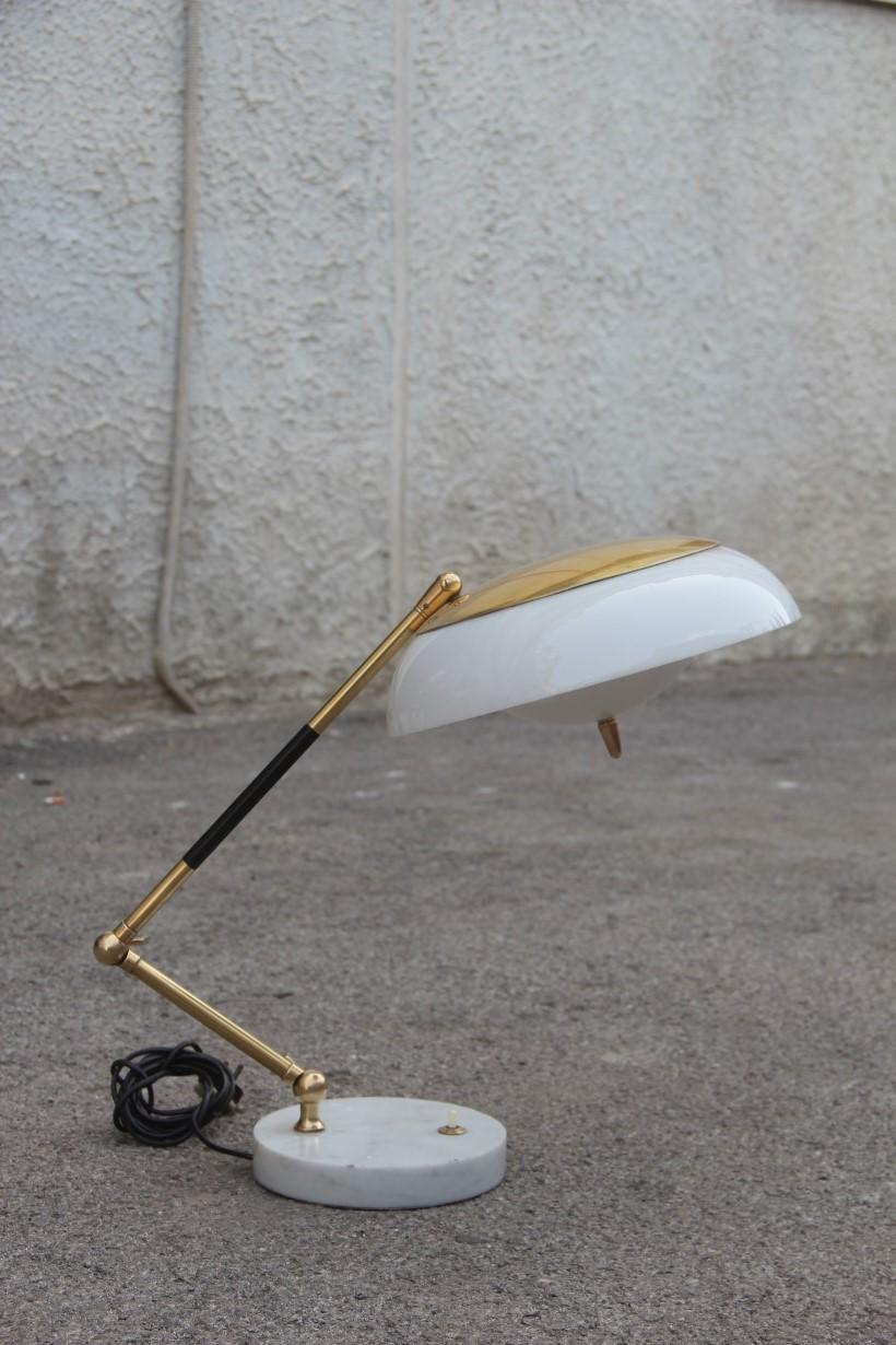 Lampe de table Stilux plexiglas laiton marbre or design italien du milieu du siècle 1960.

Hauteur variable, largeur variable .
2 ampoules E14 Max 40 Watt chacune.