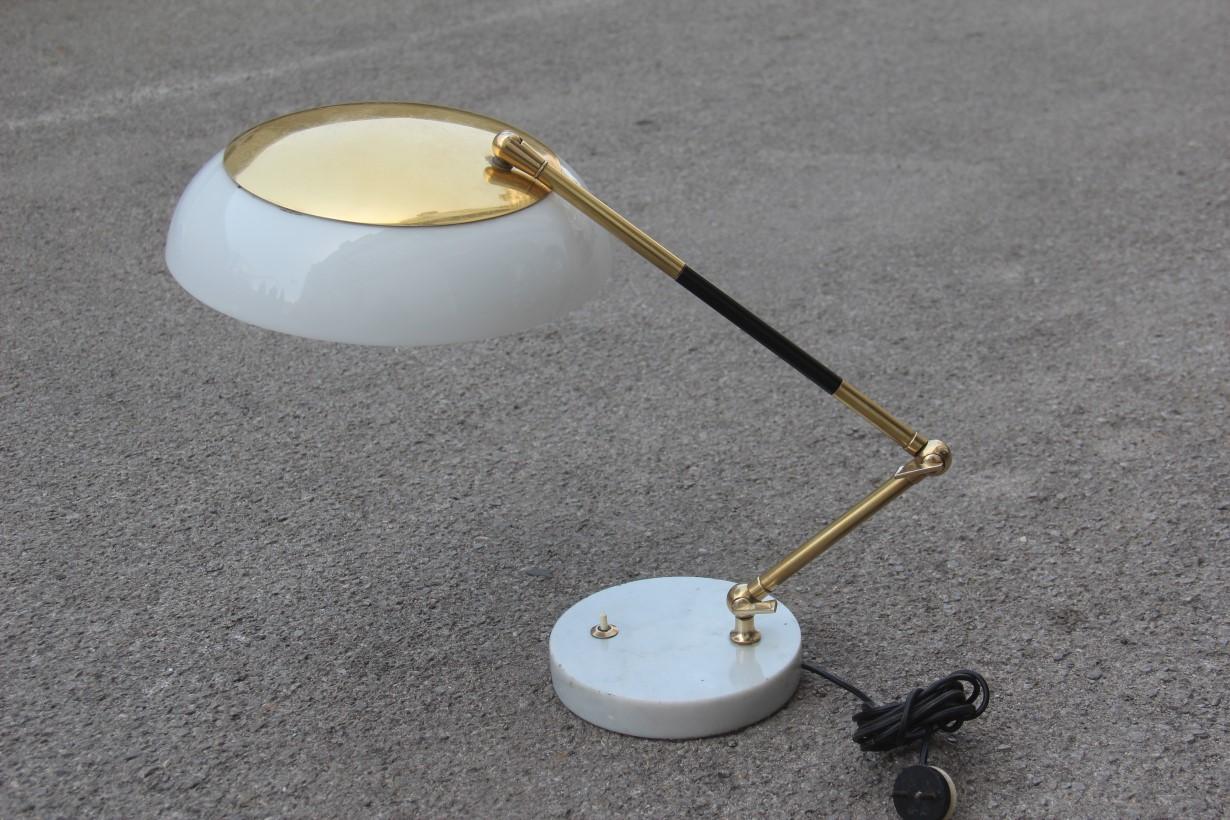 Milieu du XXe siècle Lampe de bureau Stilux en plexiglas, laiton, marbre et or, design italien du milieu du siècle dernier, 1960 en vente