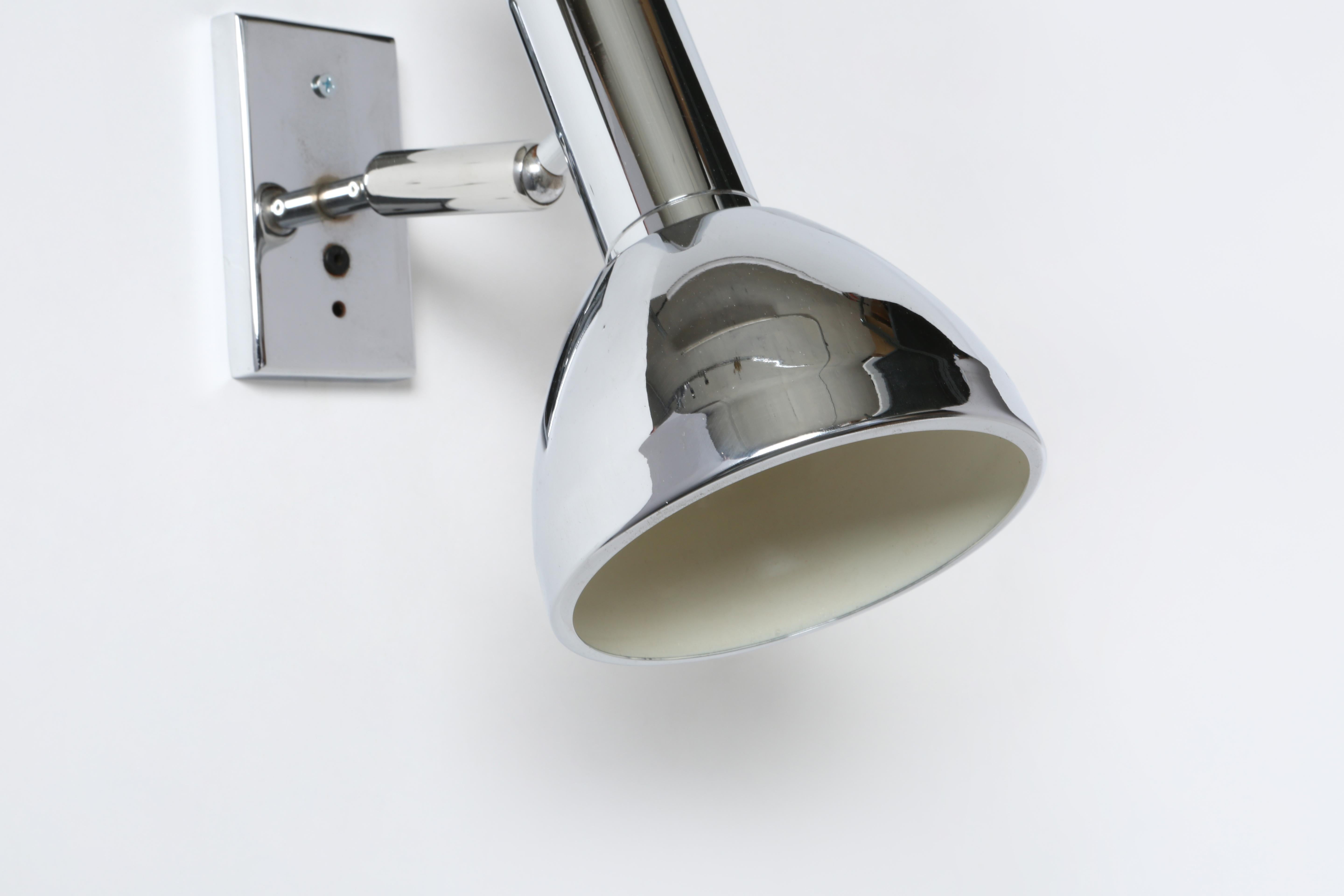 Aplique Stilux.
Diseñado y fabricado en Italia, años 60
Metal cromado, metal esmaltado.
Diámetro de la pantalla 5,5 pulgadas.
Profundidad aproximada de 10-14,5 pulgadas
Para una bombilla mediana.
Recableado estadounidense gratuito previa