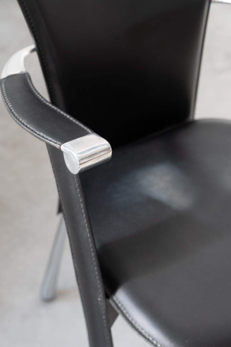Stine Line 1990s Ledersessel - elegantes schwarzes italienisches Design mit modernem Flair im Zustand „Gut“ im Angebot in Manzano, IT
