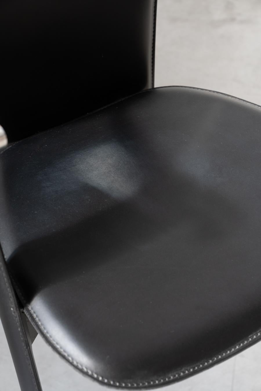 Stine Line 1990s Ledersessel - elegantes schwarzes italienisches Design mit modernem Flair (Metall) im Angebot