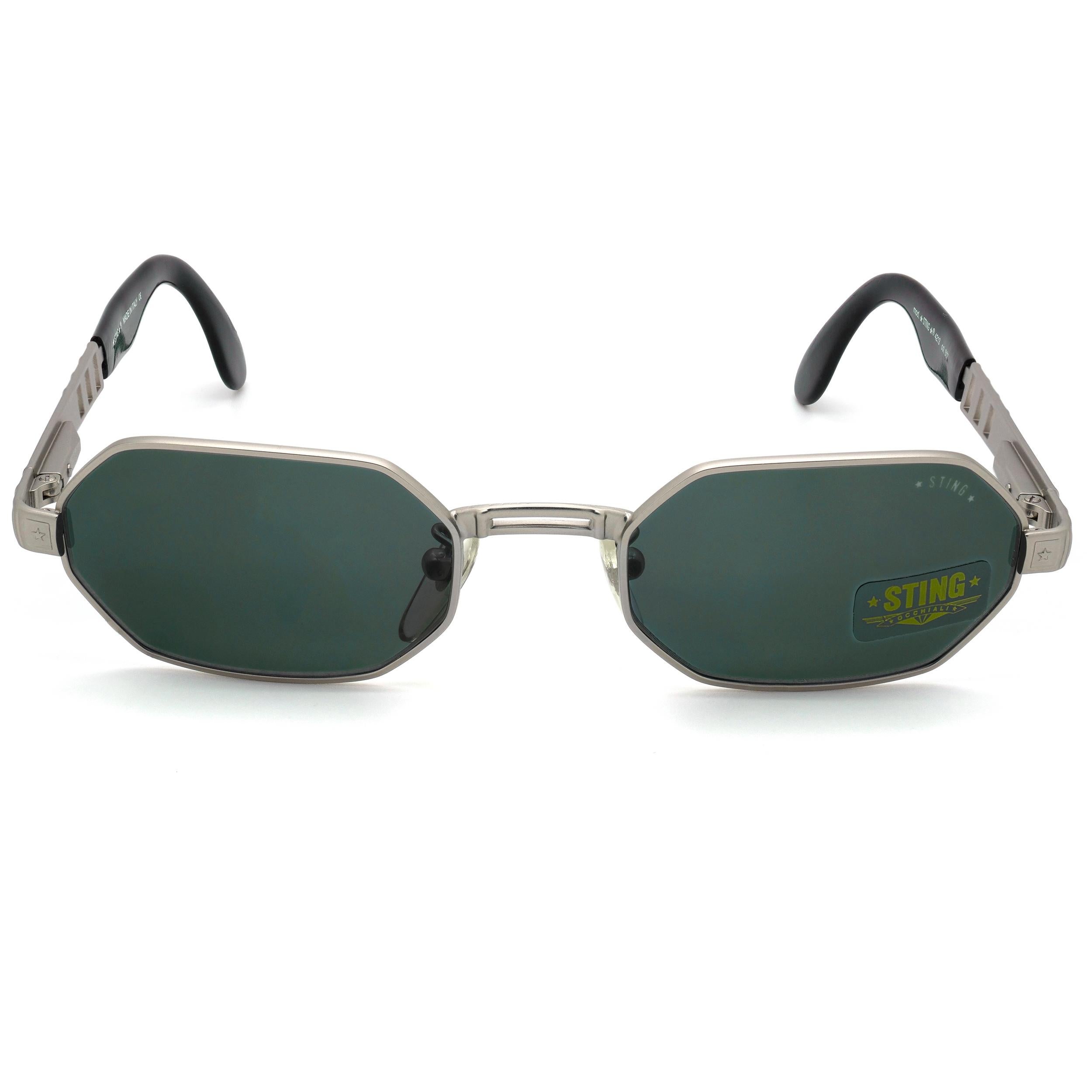 Sting es un cantante e intérprete icónico de talla mundial. En los años 80, su diseño, junto con la marca de policía que también era suya, cautivó la imaginación de los jóvenes estilistas.

MARCA: Sting
MODELO: 4212 - 507
HECHO EN: Italia
ERA:
