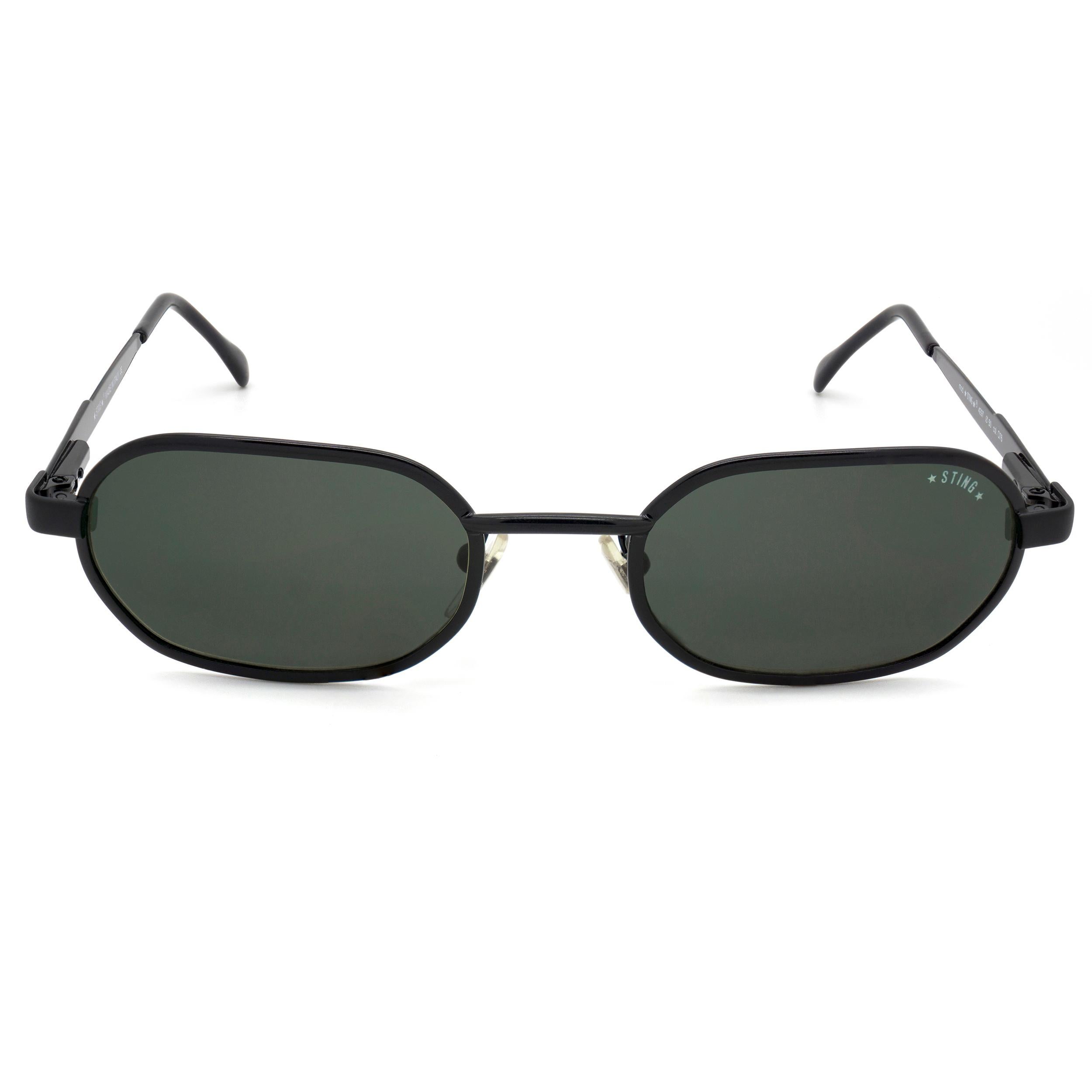 Sting è un cantante e un artista di fama mondiale. Negli anni '80 il suo design, insieme al marchio Police, anch'esso suo, catturò l'immaginazione dei giovani stilosi.

FABBRICA: Sting
MODELLO: 4297 - Q76
MADE IN: Italia
ERA: anni '90
CONDIZIONE:
