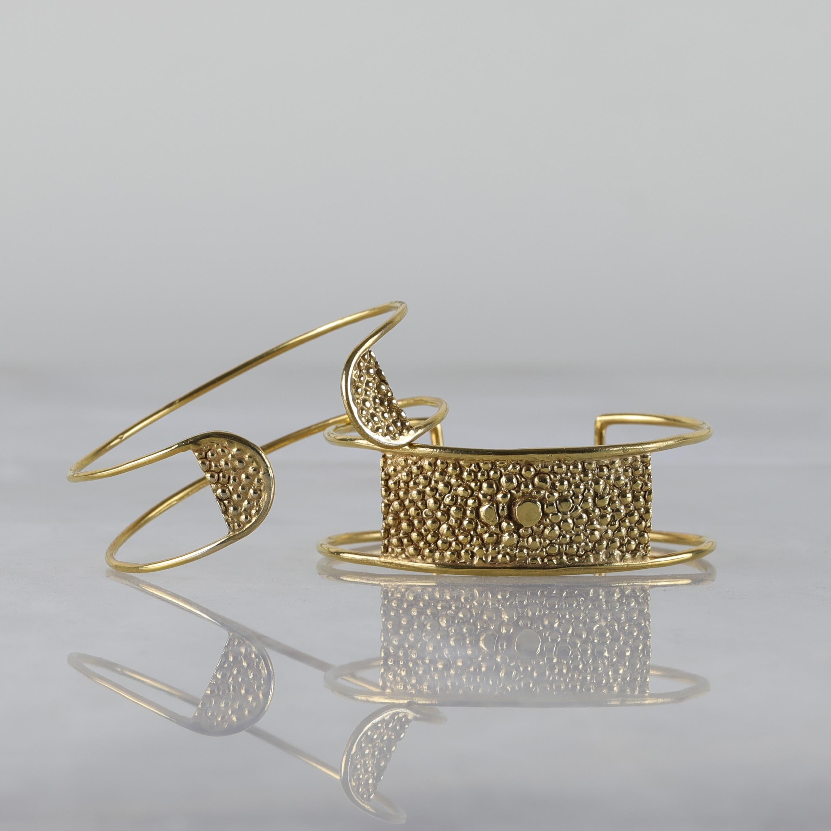 Lauren Newton Stingray Bar Cuff Bracelet in Textured Metal In New Condition For Sale In Brooklyn, NY
