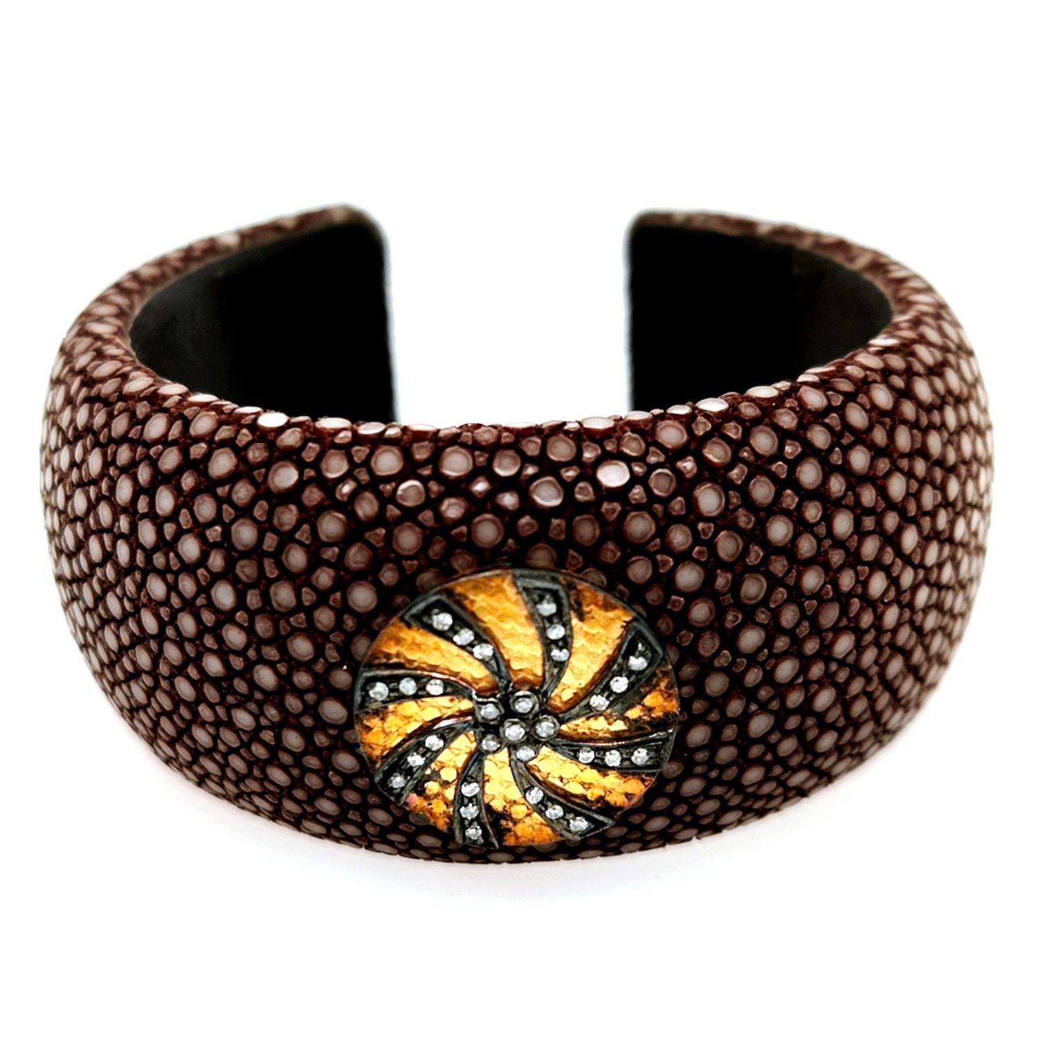 Stingray leather Cuff With Diamonds Made In 14k Gold In New Condition For Sale In New York, NY