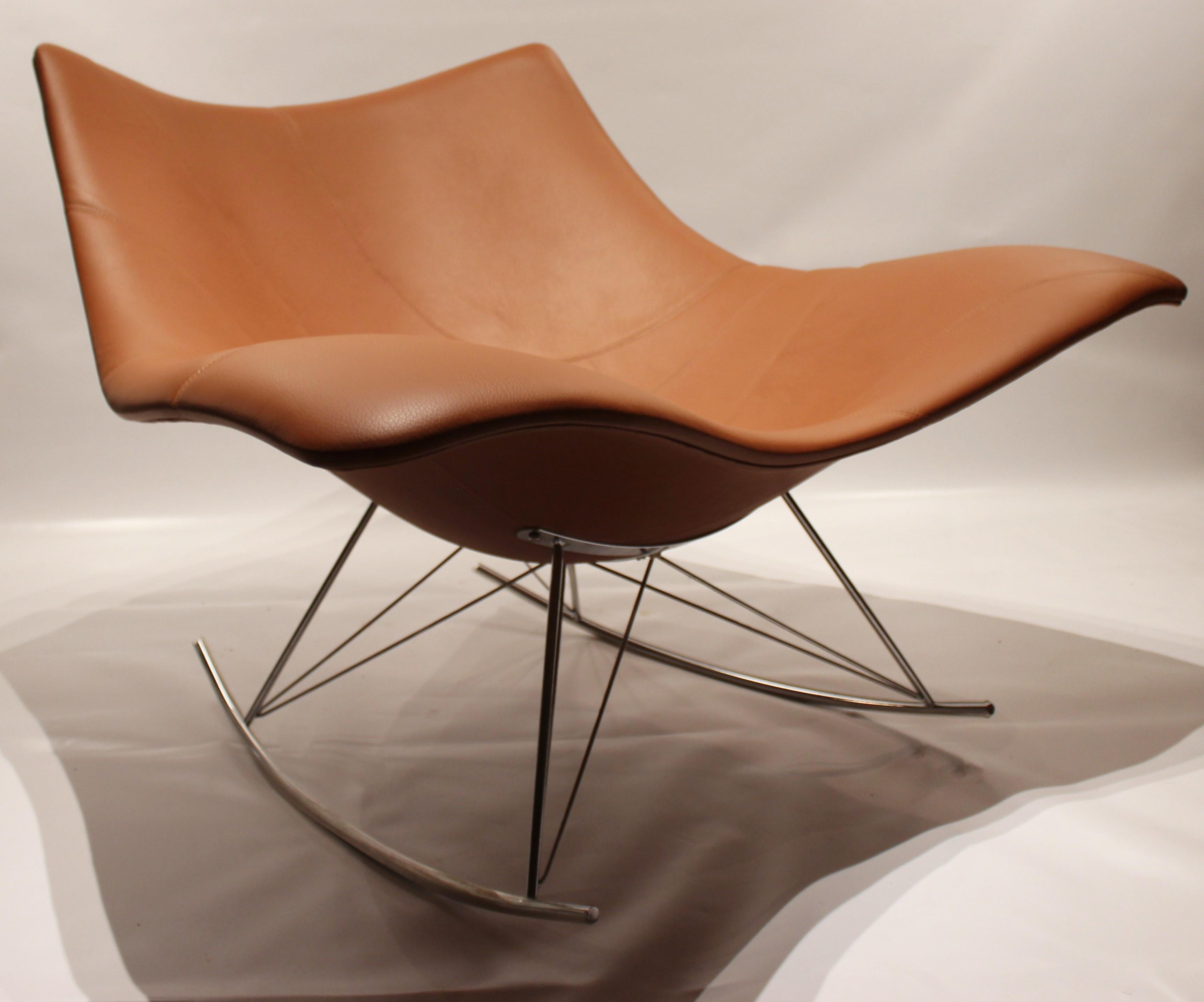 Chaise à bascule Stingray:: modèle 3510:: conçue par Thomas Pedersen et fabriquée par Fredericia Furniture. Il est garni de cuir couleur cogence et d'un cadre en acrylique poli brillant. La chaise est en excellent état vintage.