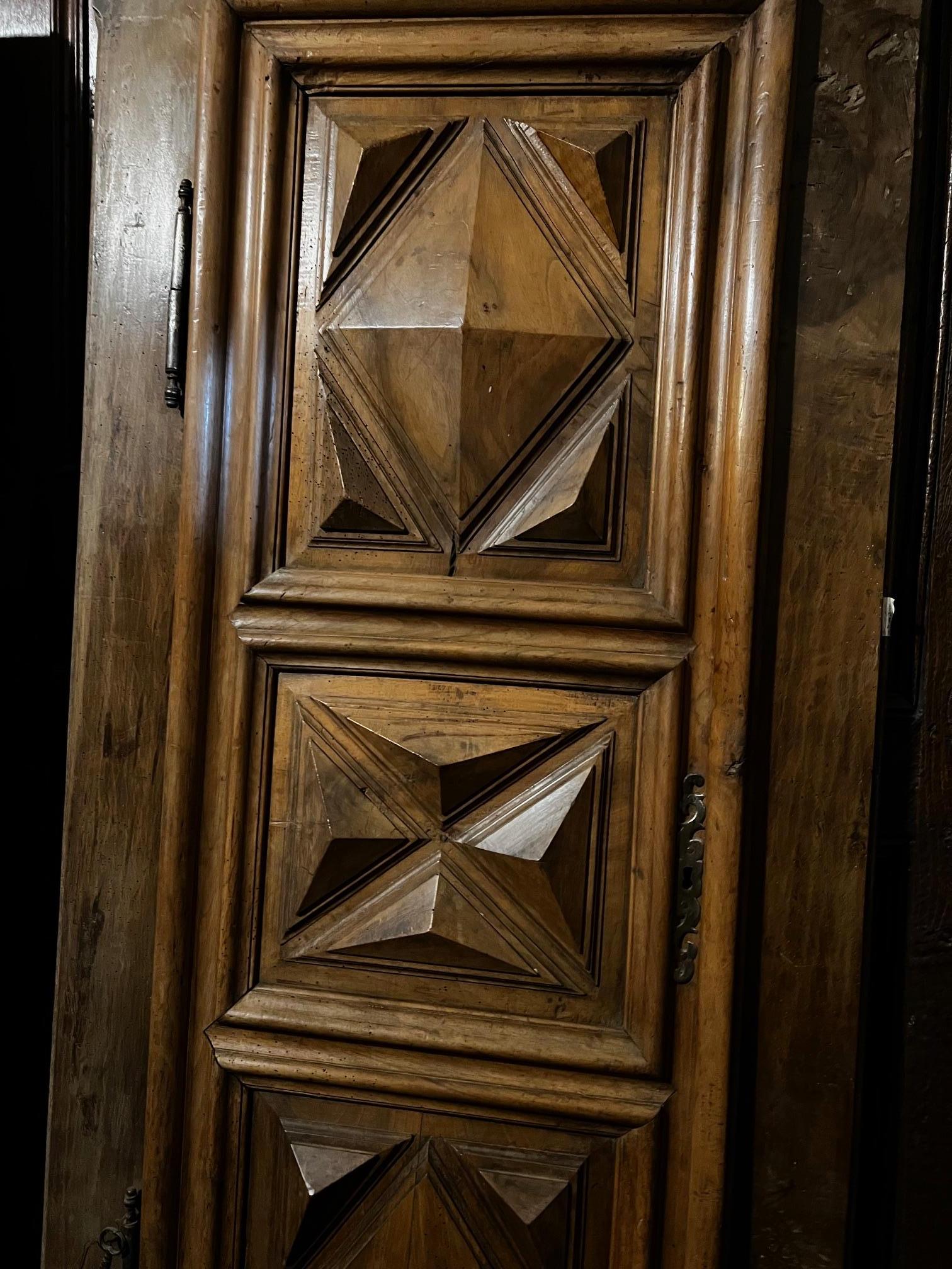 Antico Stipo a muro, placard, facciata di armadio a un battente, con bellissimi pannelli scolpiti a punta di diamante, in legno di noce, retro liscio poichè stava interno al muro.
Originale di Epoca '700, di grande valore antiquario, si presta bene