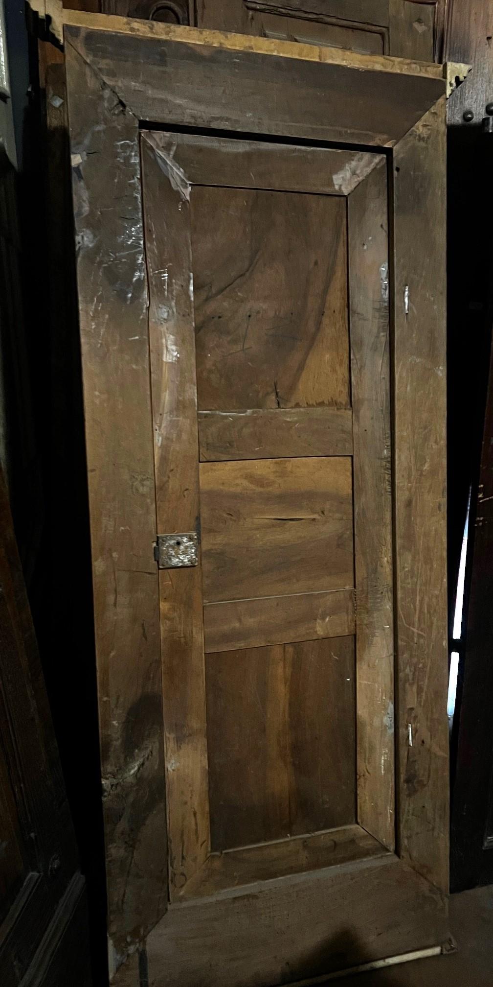 Noce Stipo a muro, placard a un battente, pannelli scolpiti a punta di diamante in vendita