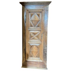 Armoire murale, placard à un vantail, panneaux sculptés de diamants