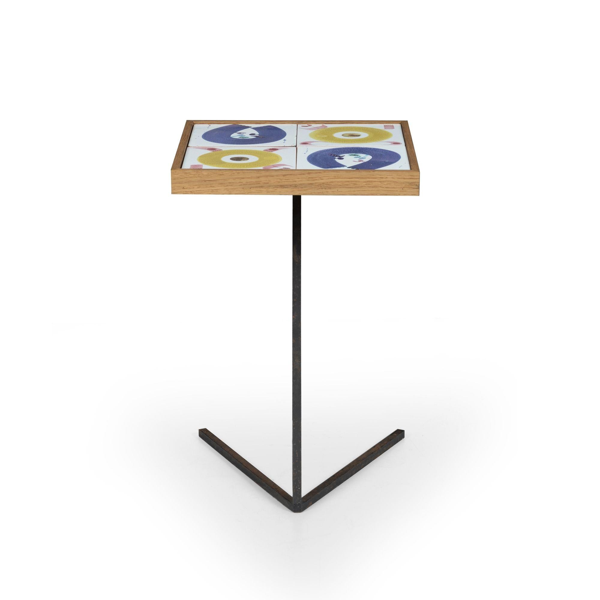 Stir Lindberg für Gustavsberg Custom Tile Top Side Table, Vintage-Fliesen mit benutzerdefinierten Schmiedeeisen Basis, wahrscheinlich Basis ist nach Stig Lindberg. Die Oberfläche ist ca. 12,50 x 12,50
