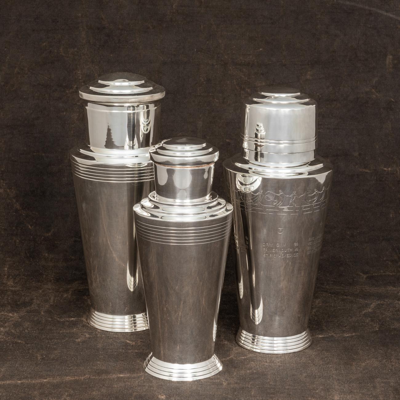 Milieu du XXe siècle Shaker à cocktail en argent sterling conçu par Keith Murray, poinçonné, 1932 en vente