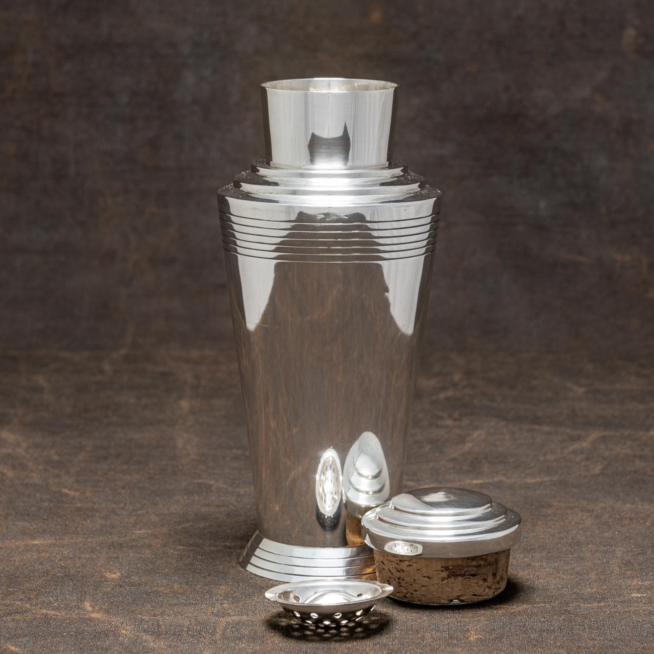 Shaker à cocktail en argent sterling conçu par Keith Murray, poinçonné, 1932 en vente 1