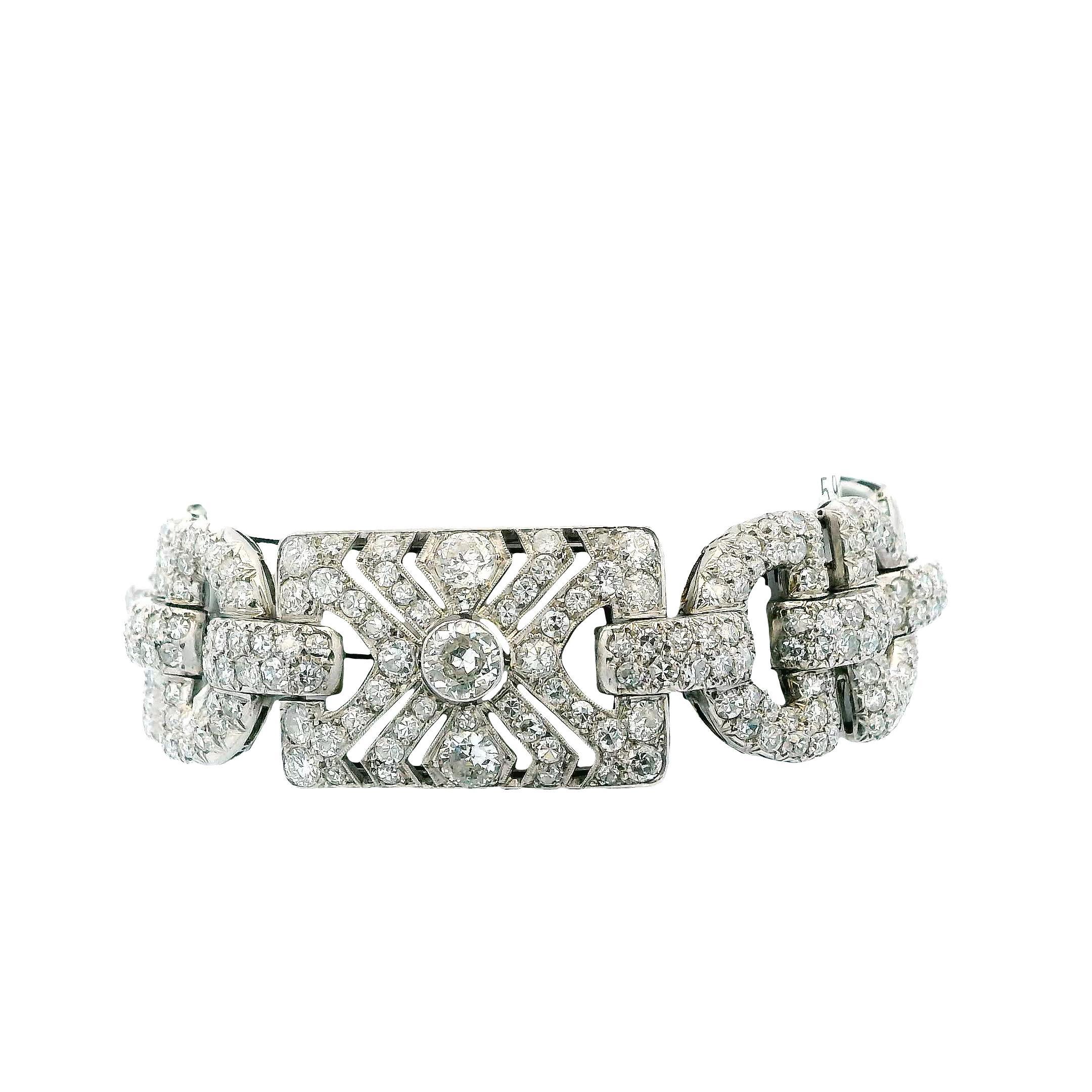 Cet élégant bracelet, datant de 1920, témoigne d'un savoir-faire exceptionnel et d'une beauté intemporelle. Il se compose de segments reliés de manière complexe et ornés d'une éblouissante collection de diamants blancs ronds, d'une valeur totale