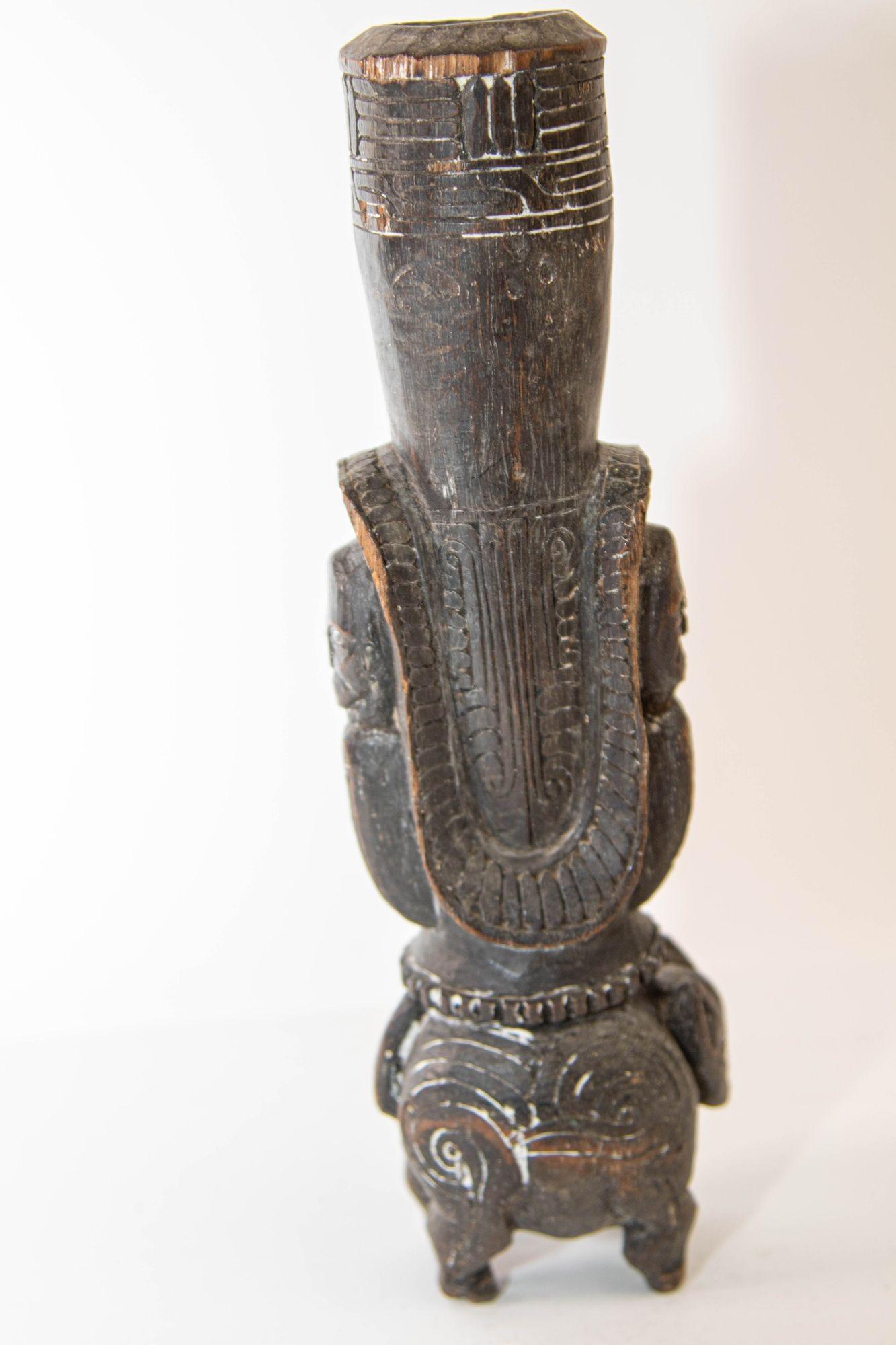 Récipient en bois sculpté à la main Massim de Papouasie-Nouvelle-Guinée en vente 7