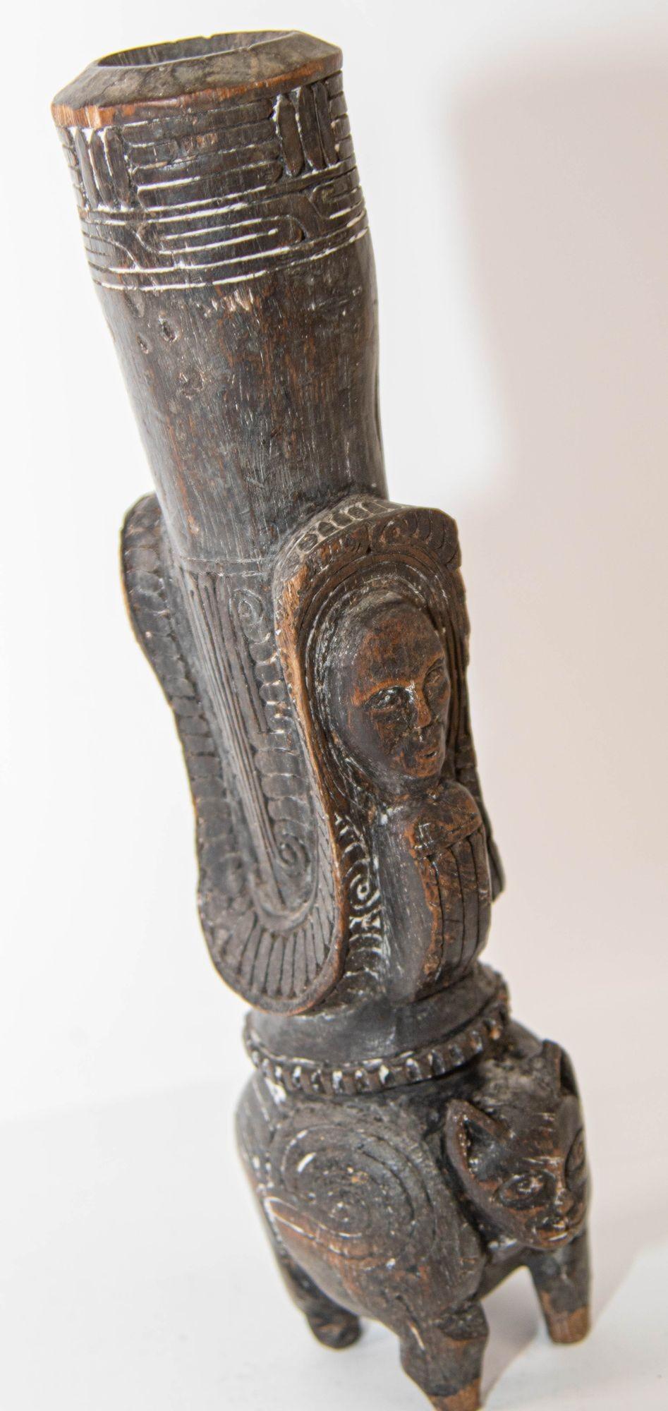 Récipient en bois sculpté à la main Massim de Papouasie-Nouvelle-Guinée en vente 8