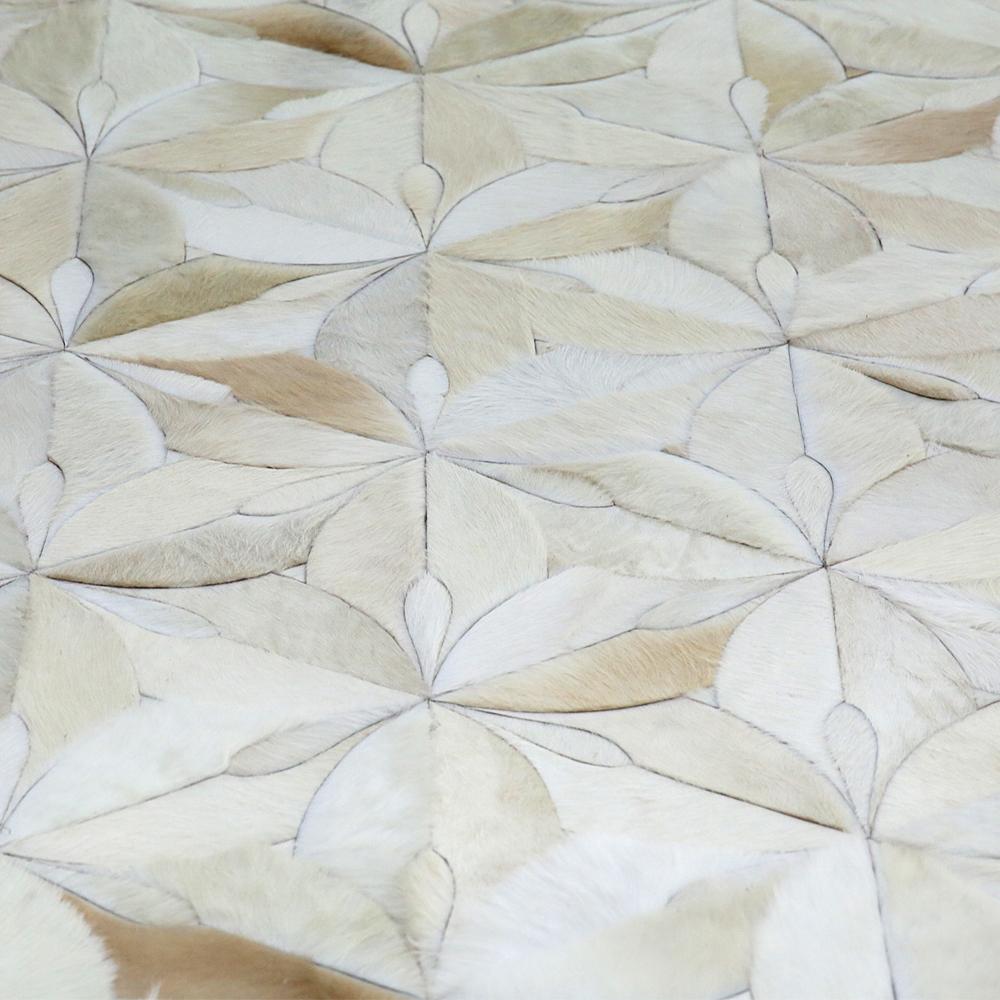 Il Tappeto Flore in color crema è uno squisito pezzo forte che donerà uno stile sofisticato a qualsiasi interno. La sua sottile tavolozza neutra e il suo design artistico aggiungeranno uno strato di texture lussuosa al tuo pavimento.

Grazie alla