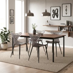 Innovativer Stuhl - Fließendes Design mit Lichtreflexen und kräftigen Farboptionen