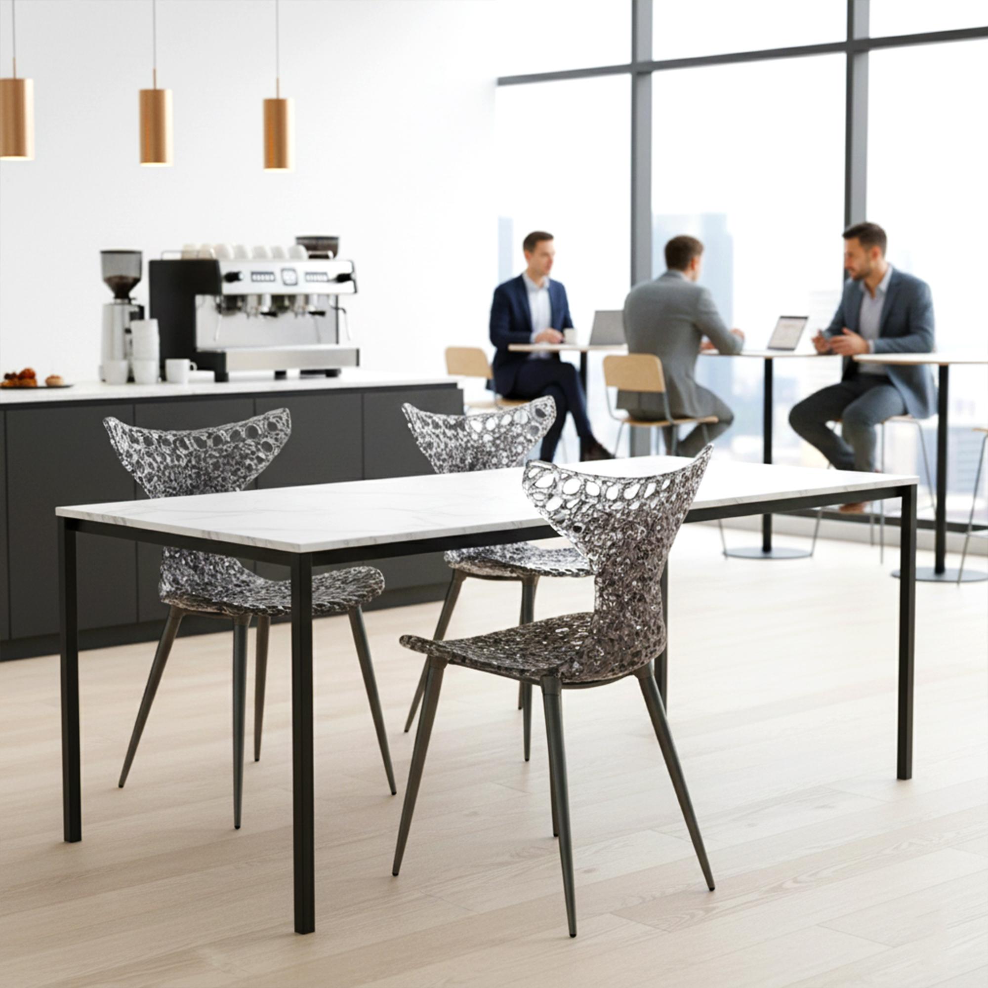 Innovativer Stuhl - Fließendes Design mit Lichtreflexen und kräftigen Farboptionen (amerikanisch) im Angebot