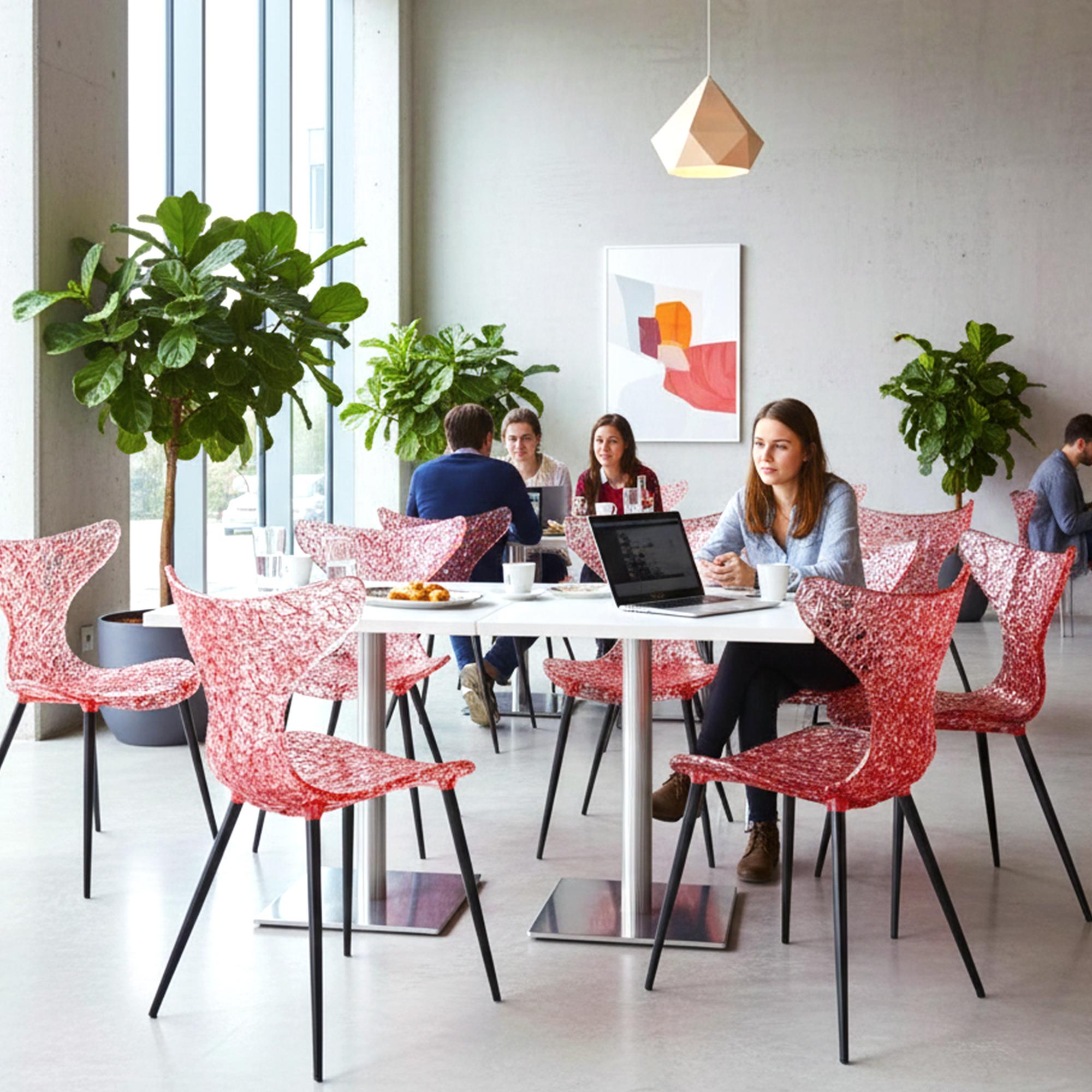 Chaise innovante - Design am-Light avec des reflets de lumière et des options de couleurs audacieuses État moyen - En vente à Monroe, NY