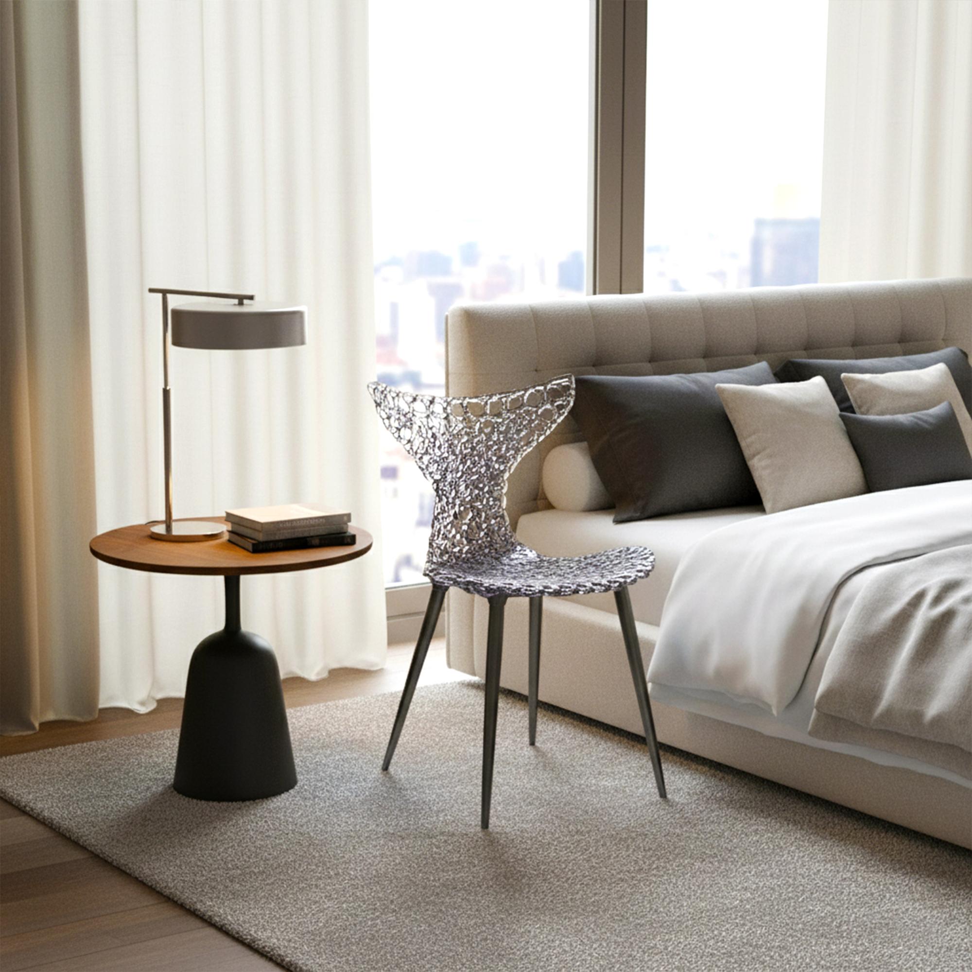 Innovativer Stuhl - Fließendes Design mit Lichtreflexen und kräftigen Farboptionen (Messing) im Angebot