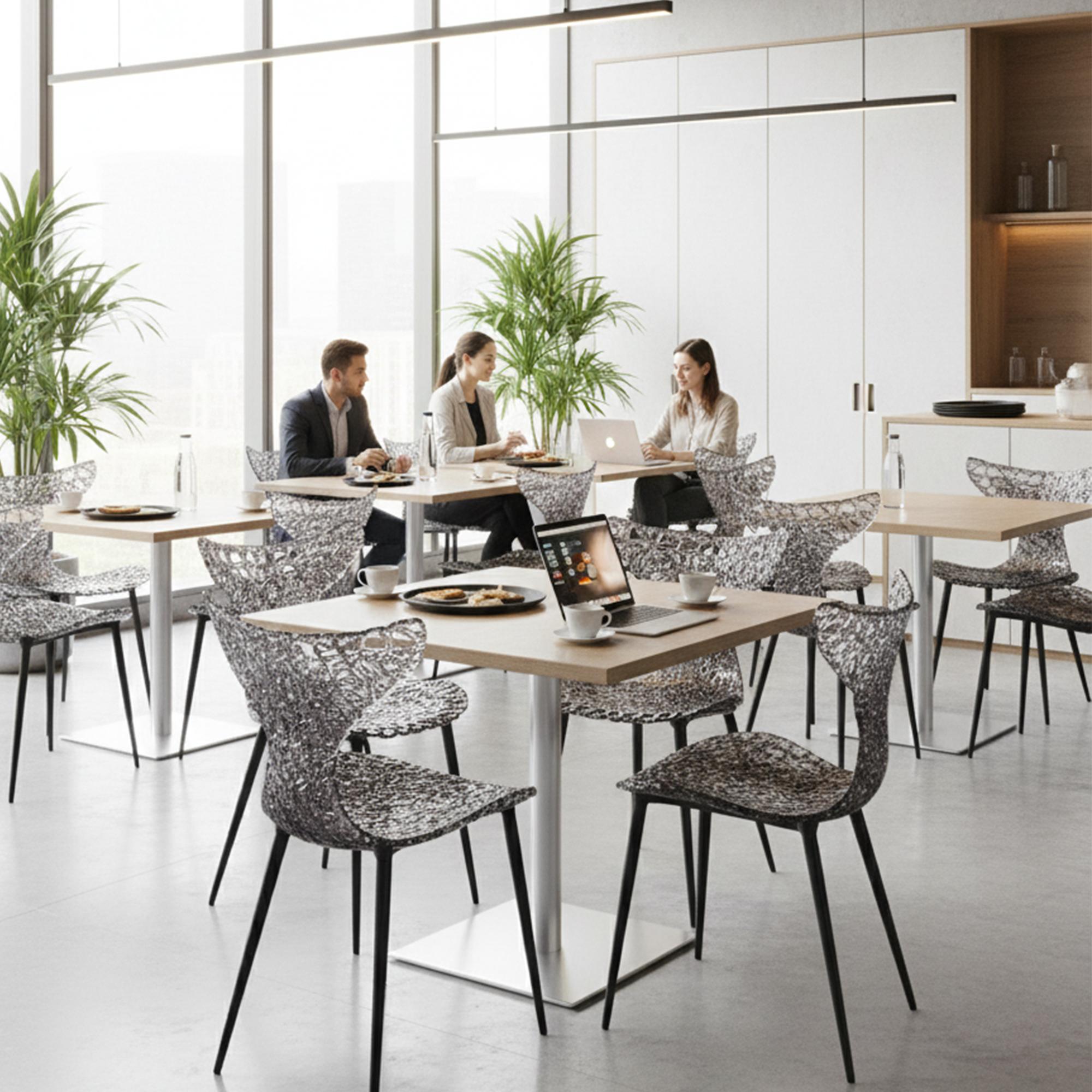 Innovativer Stuhl - Fließendes Design mit Lichtreflexen und kräftigen Farboptionen im Angebot 1