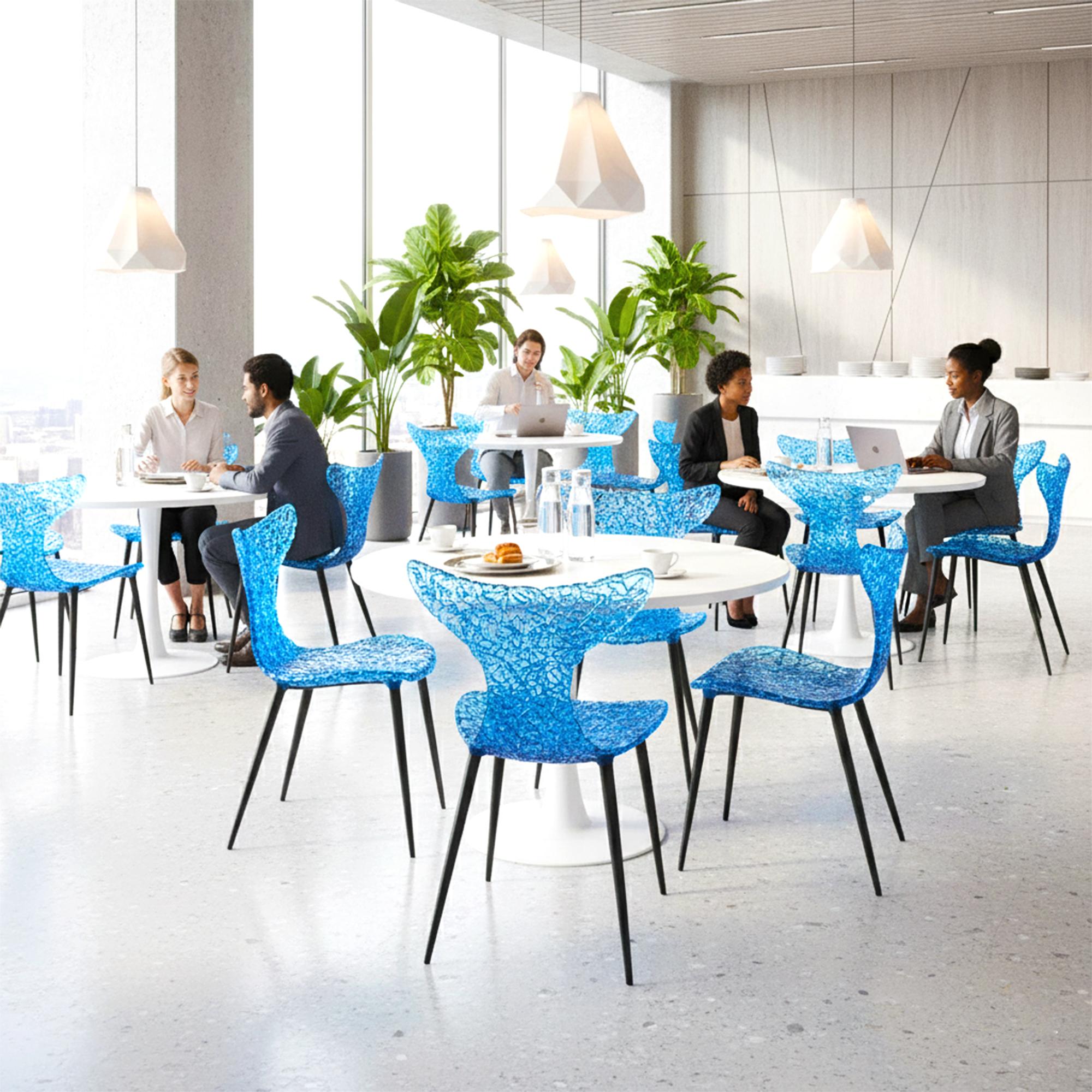 Innovativer Stuhl - Fließendes Design mit Lichtreflexen und kräftigen Farboptionen im Angebot 1