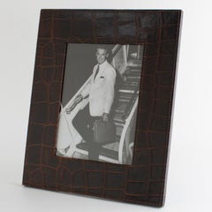 Portarretratos de cuero repujado con cocodrilo marrón cosido, hacia 1970