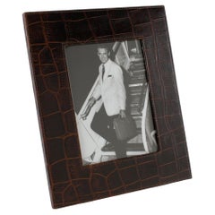 Portarretratos de cuero repujado con cocodrilo marrón cosido, hacia 1970