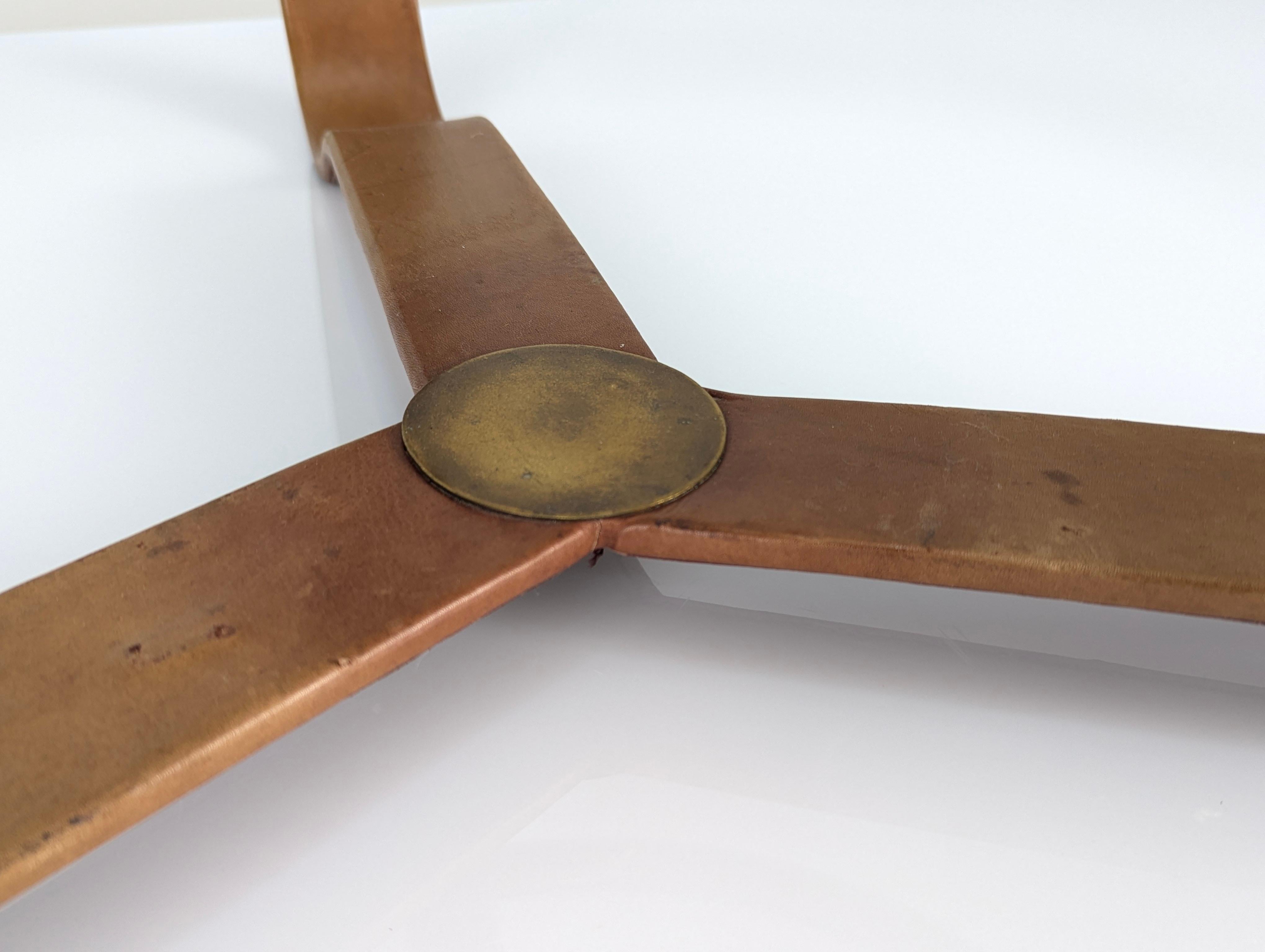 Table basse cousue dans le style de Jacques Adnet en vente 1