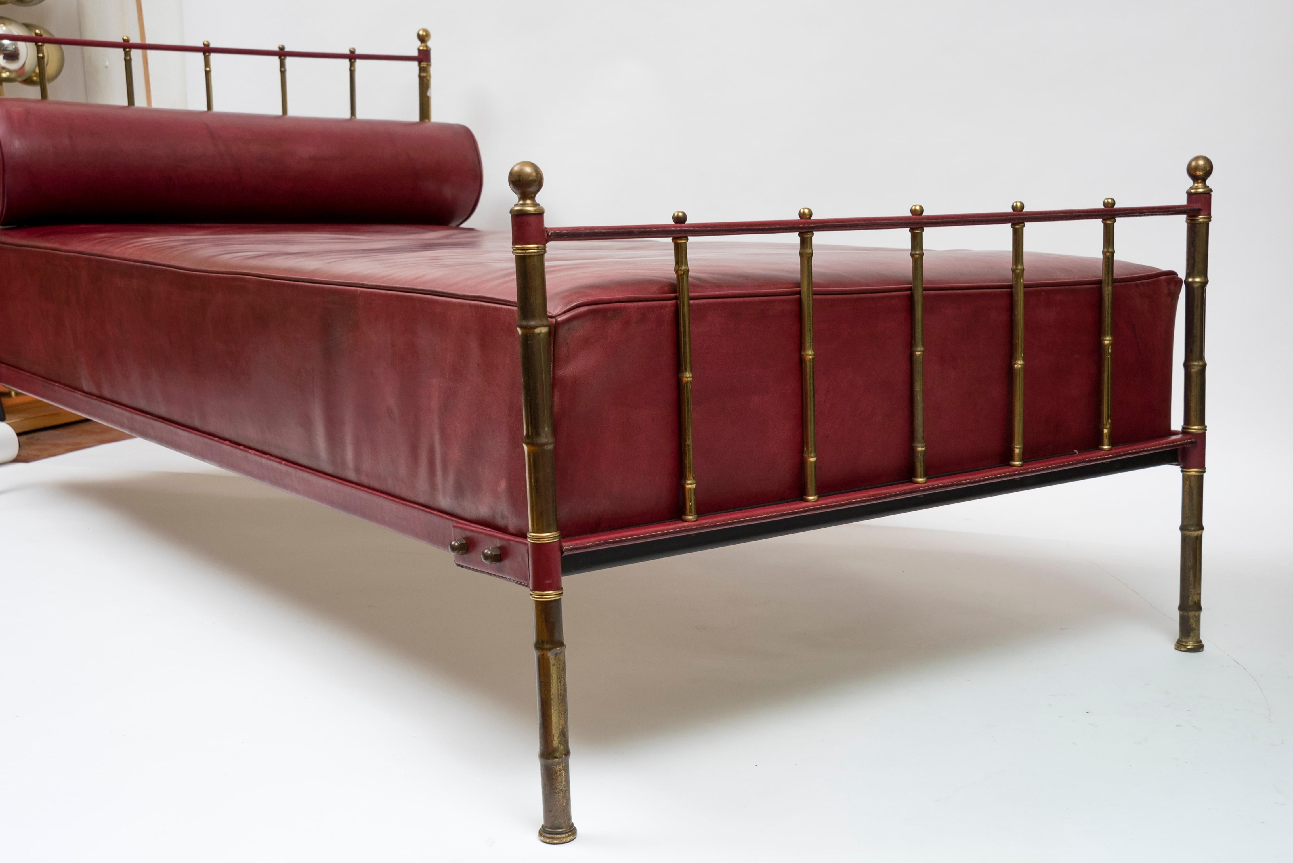 Cama de día de piel cosida de Jacques Adnet en Excelente estado para la venta en Bois-Colombes, FR