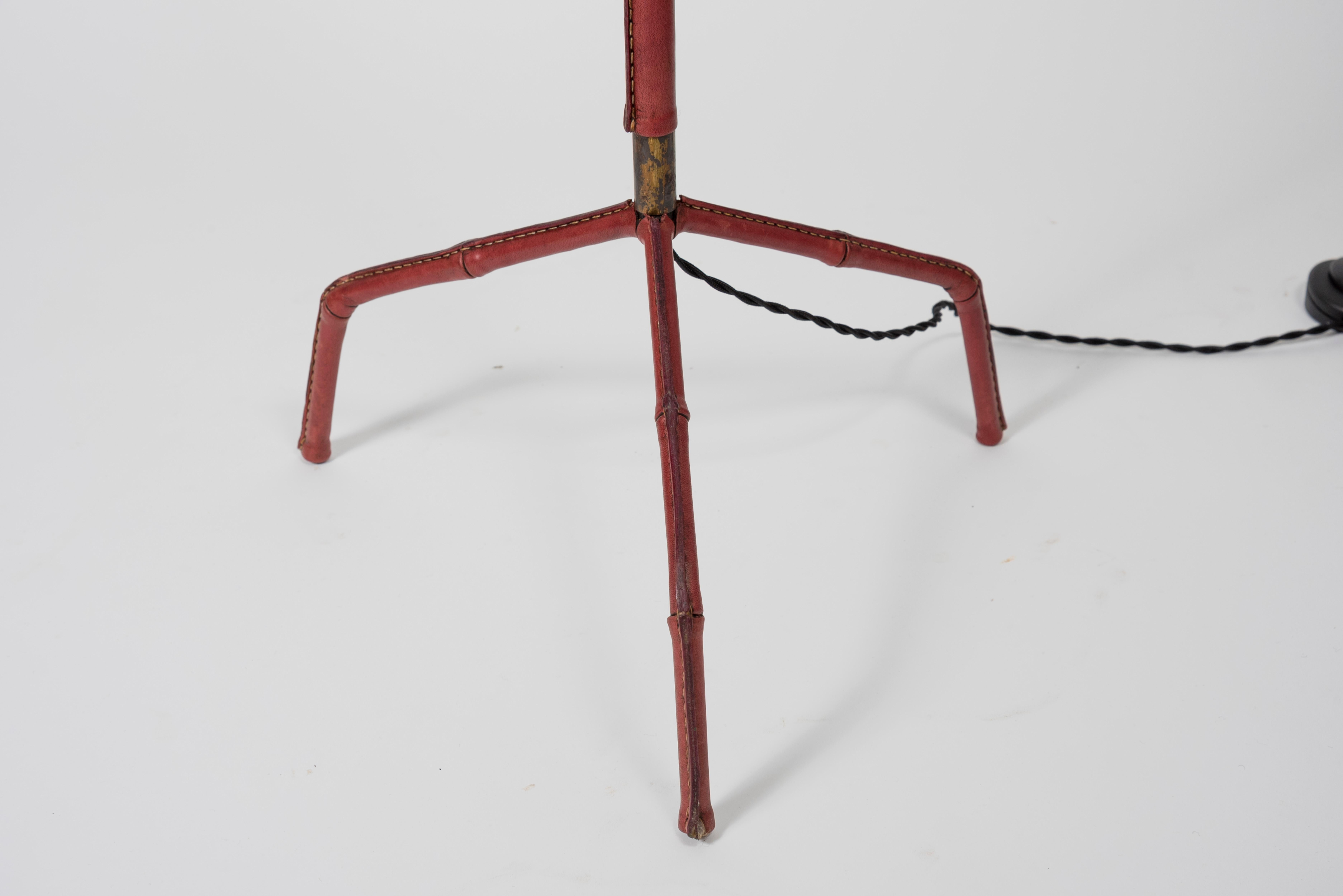 Metà XX secolo Lampada da terra in pelle Stitch by Jacques Adnet in vendita