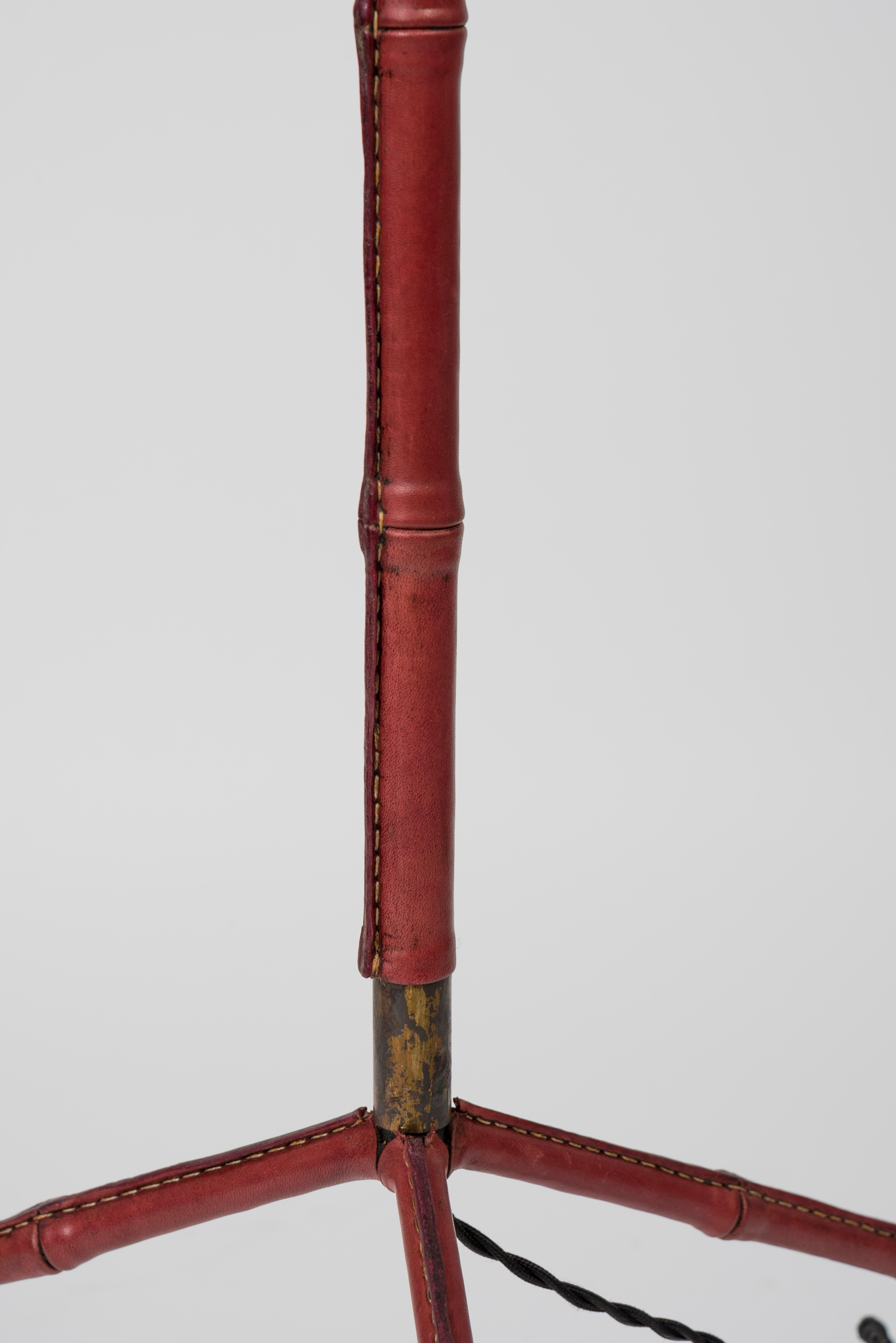 Pelle Lampada da terra in pelle Stitch by Jacques Adnet in vendita