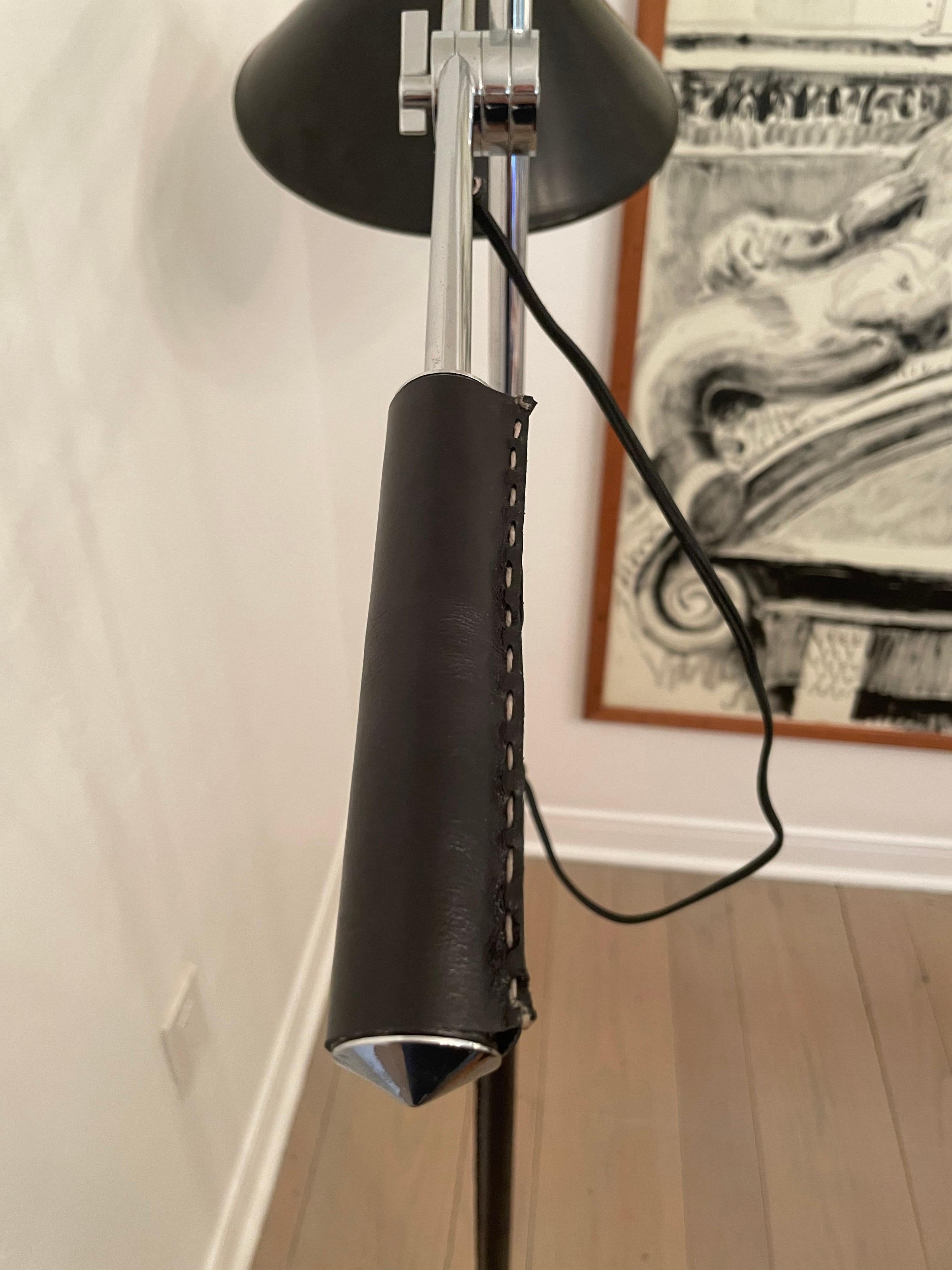 Mid-Century Modern Stitched Leather Italian Floor Lamp For Sale
