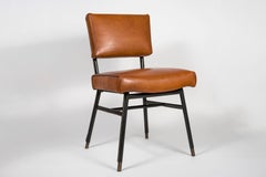 Paire de chaises en cuir cousues par Jacques Adnet