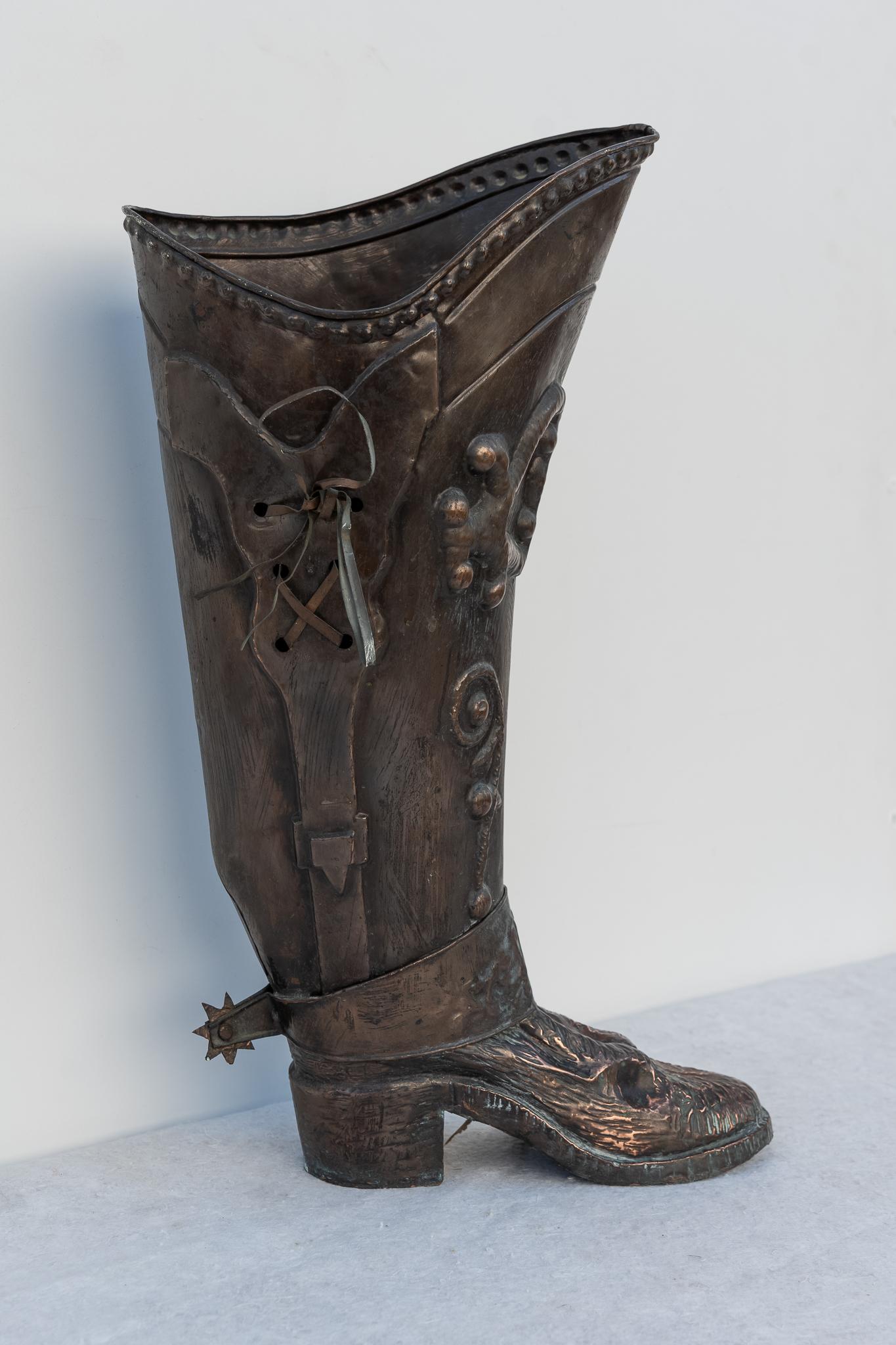 Porte-parapluie en cuivre, début du 20e siècle, Espagne.
Extraordinaire porte-parapluie en cuivre fabriqué en Espagne vers les années 1920. Cette forme représente la botte d'un mousquetaire. Sa forme de style Renaissance est en bon état et présente