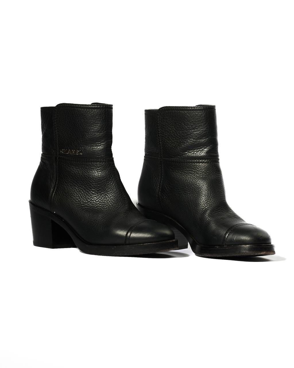Stivaletto firmato Chanel, misura 37. Realizzati in pelle nella colorazione nera con hardware argento. Non sono dotati di chiusura,internamente rivestiti in pelle tono su tono. Altezza tacco 6 centimetri. Si presentano in buone condizioni.

Chanel