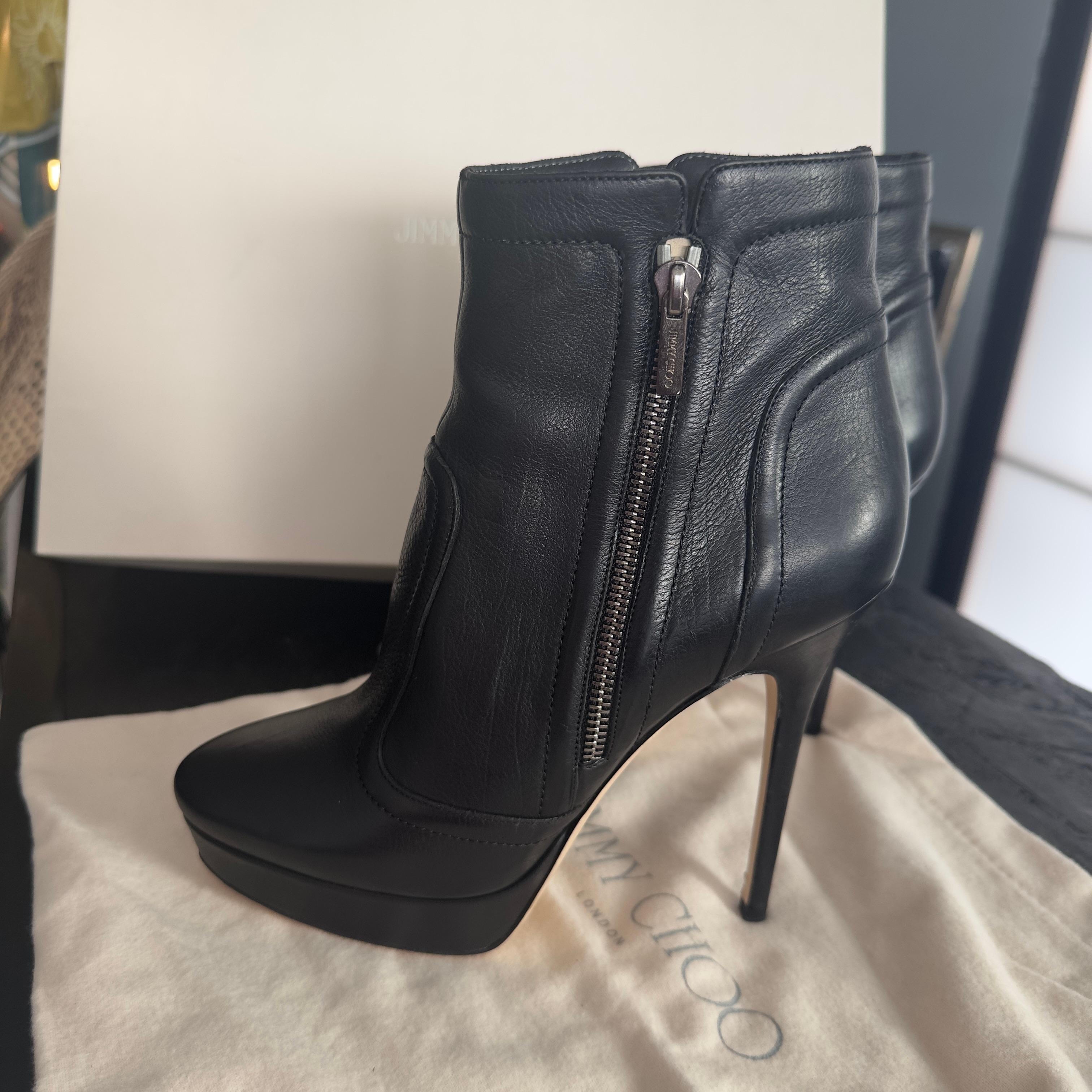 Jimmy Choo schwarzes Leder Stiefel Nummer 39 wie neu
Seitliche Scharniere
Absatz 13 cm
Plateau 2cm
Normale Passform, kommt mit Box und Staubbeutel
