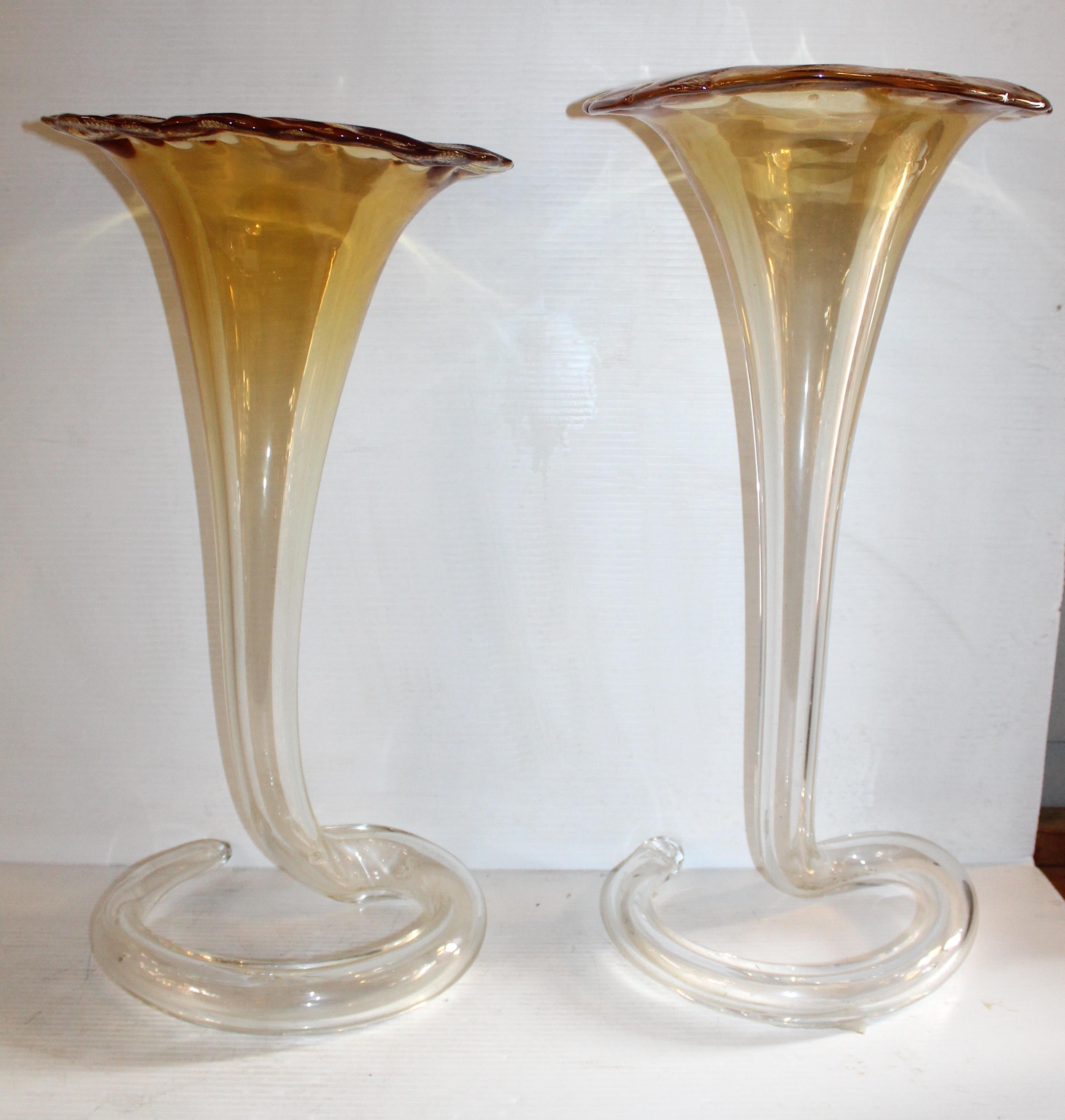Paire de vases trompettes en verre soufflé du maître verrier Pino Signoretti, Italie. Verre transparent avec dessus ambrés et bases incurvées. Décédé en 2017, Signoretti avait réalisé des travaux avec des artistes tels que Dale Chihuly, Fernando