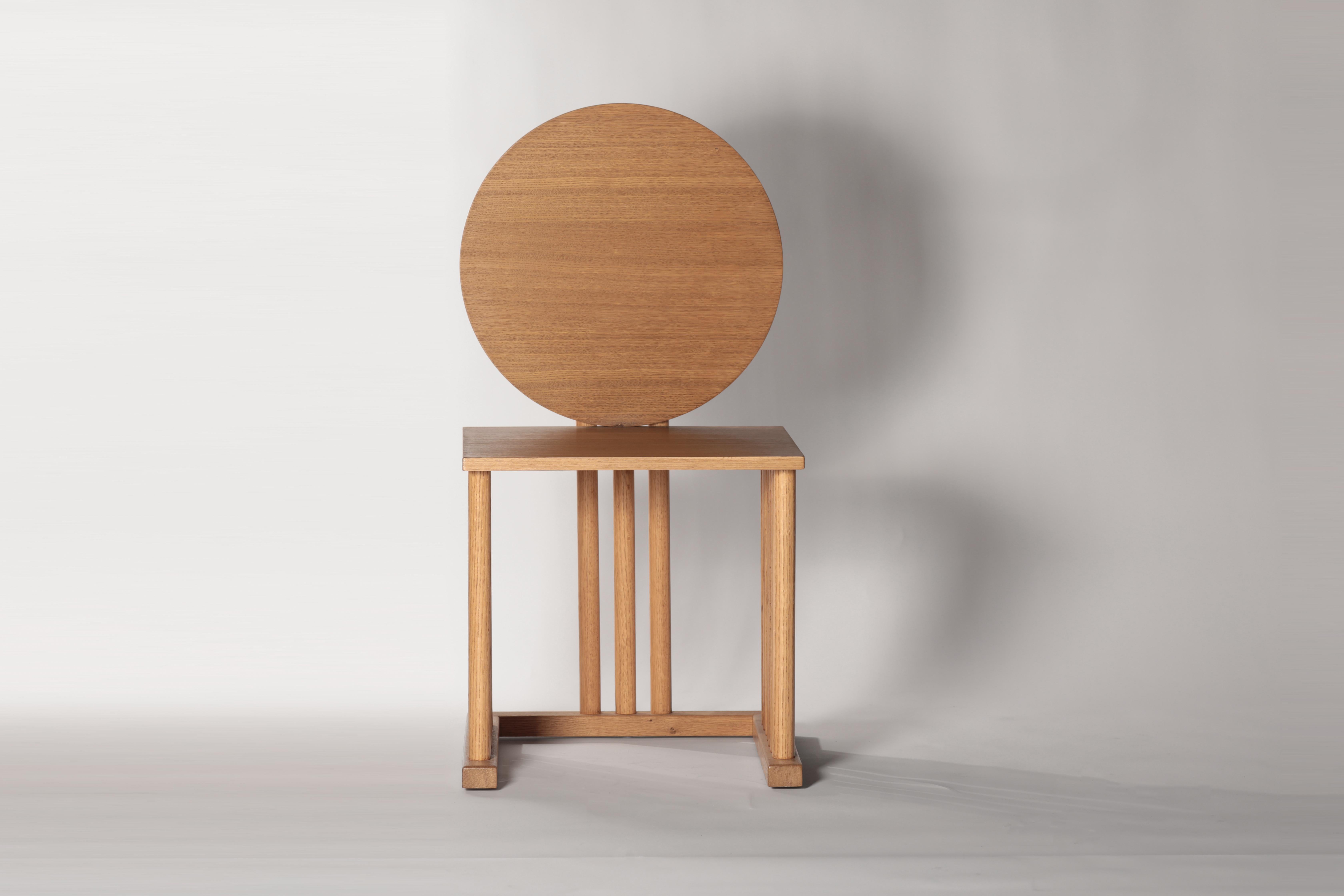 Sedia Stoa di Studio Mohs
Dimensioni: L. 45 x P. 49,5 x H. 90 cm
Materiali: Oak naturale.

Studio Mohs è uno studio di design creativo con sede a Istanbul alla ricerca di esperienze di design diverse in un ambiente abitativo. Le opere riguardano
