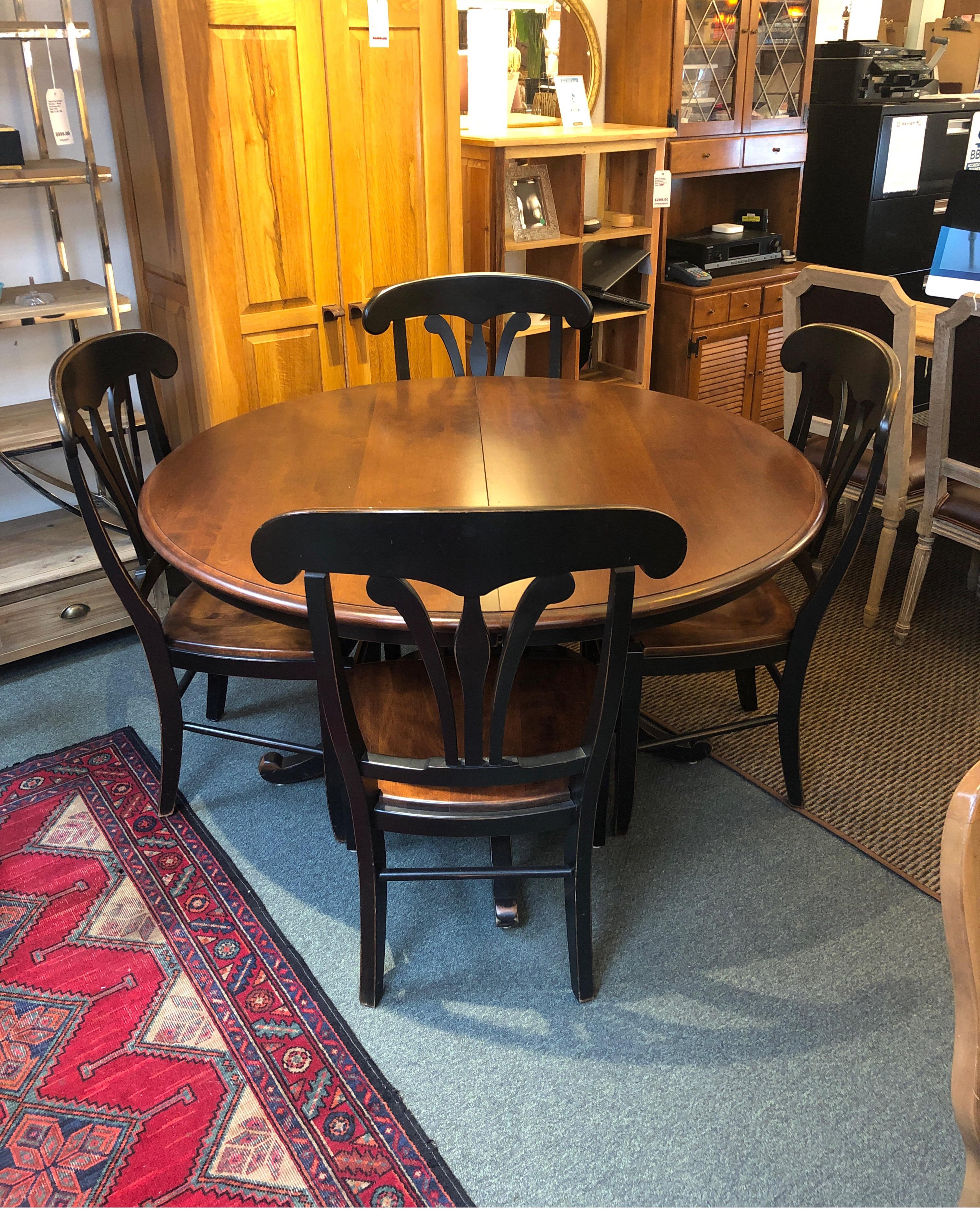 Stockbridge Pedestal Dining Table and 4 Country Manor Dining Chairs For Sale 4