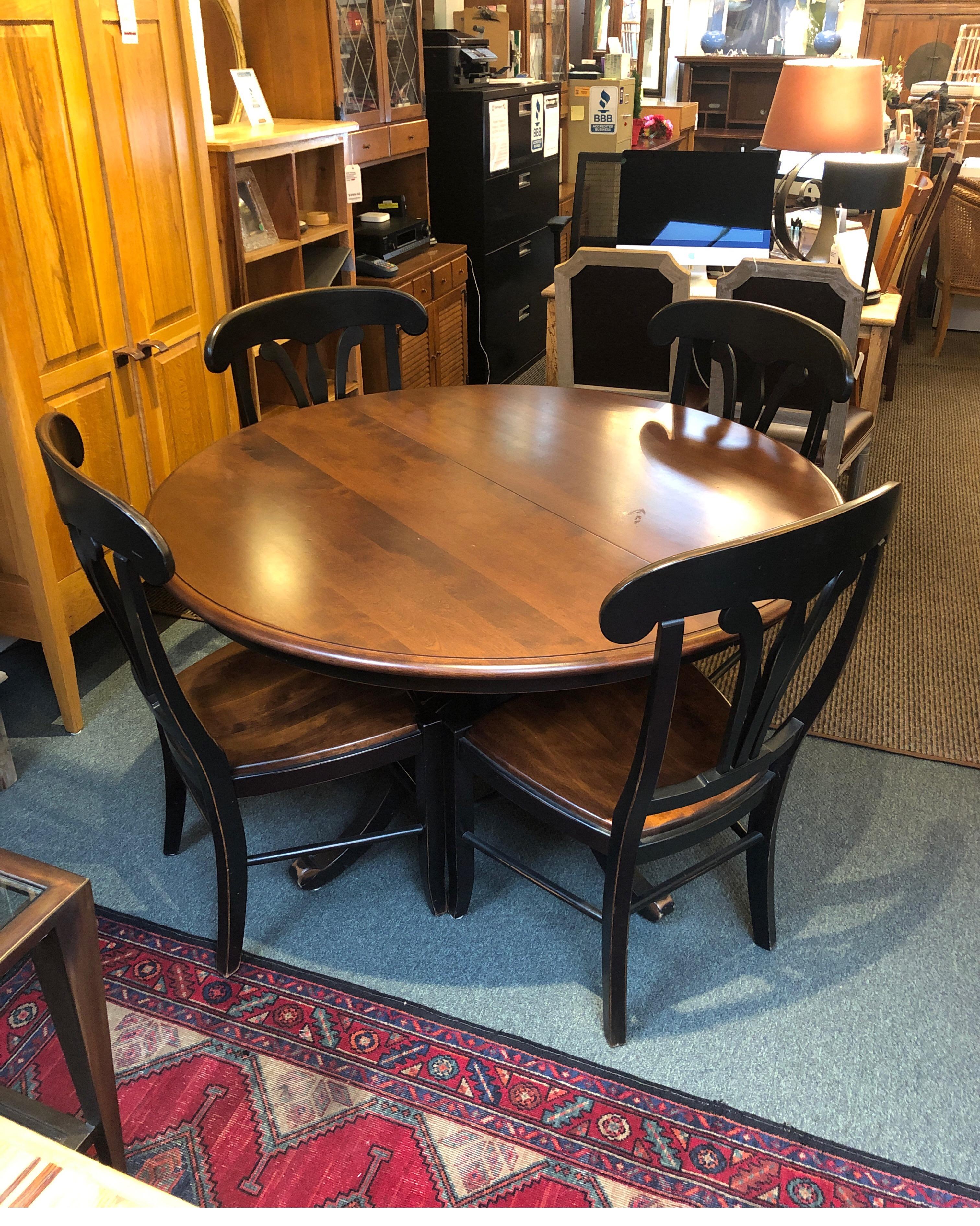 Stockbridge Pedestal Dining Table and 4 Country Manor Dining Chairs For Sale 3
