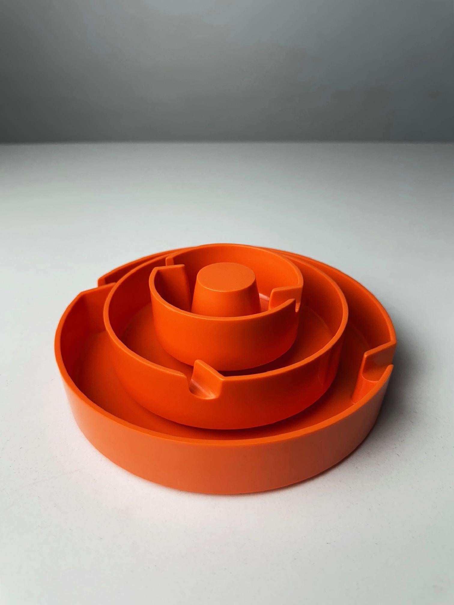 Este cenicero de Estocolmo, diseñado por el famoso diseñador industrial español André Ricard en 1967, es una obra maestra del minimalismo funcional. Creado originalmente para Flamagas, el cenicero Estocolmo es una pieza de diseño icónica de mediados