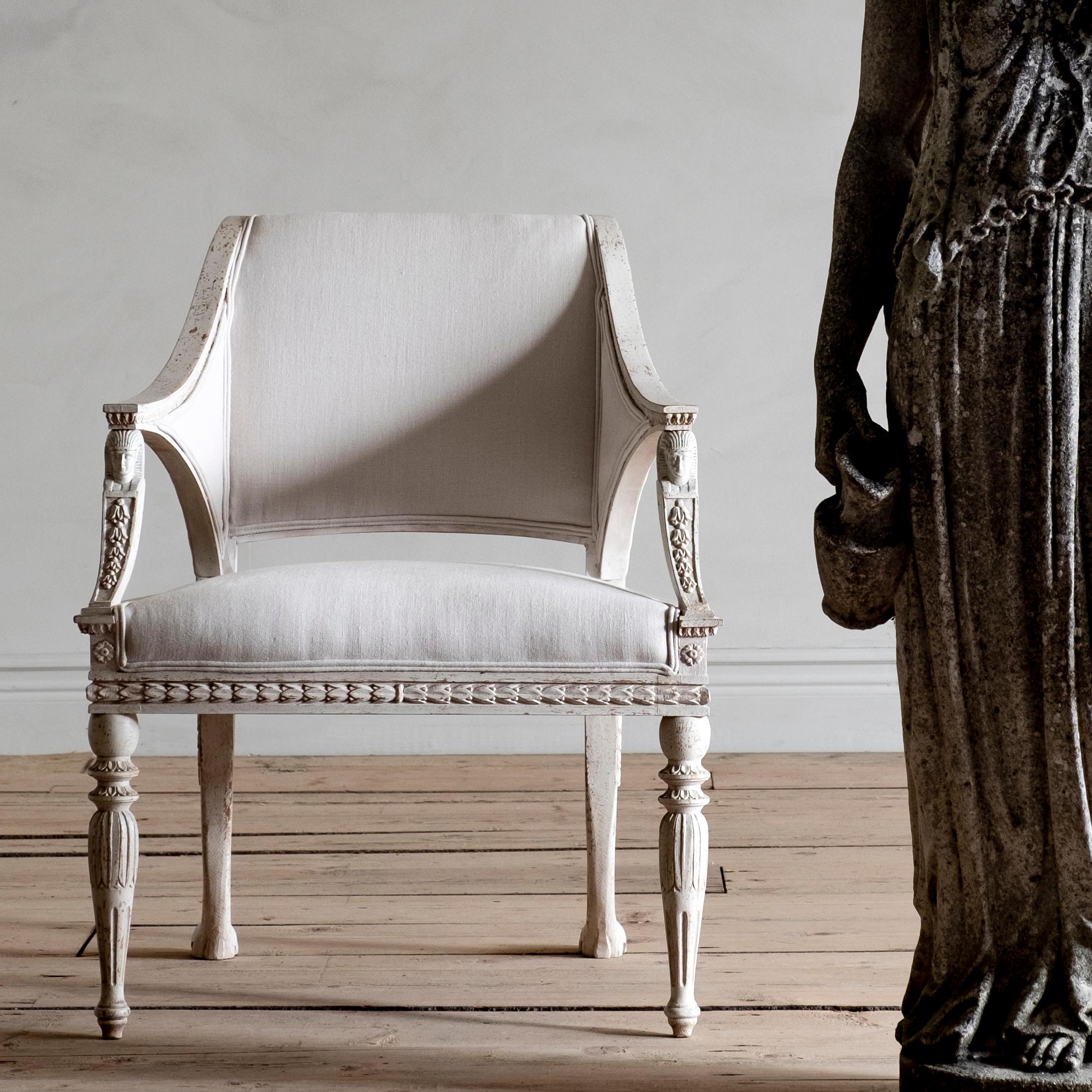 reproductions en édition limitée de D. Larsson, inspirées des plus beaux meubles suédois du XVIIIe au XIXe siècle.

STOCKHOLM, Ce fauteuil de style gustavien s'inspire de l'un des plus beaux fauteuils de la période gustavienne. Ce modèle a été livré