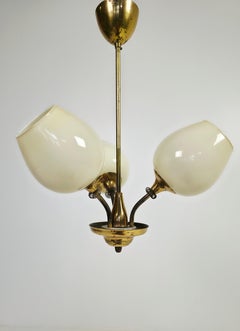 Lustre en laiton Stockmann-Orno avec abat-jours en verre opalin, Finlande, années 1950