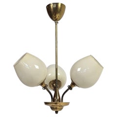 Lustre en laiton Stockmann-Orno avec abat-jours en verre opalin, Finlande, années 1950
