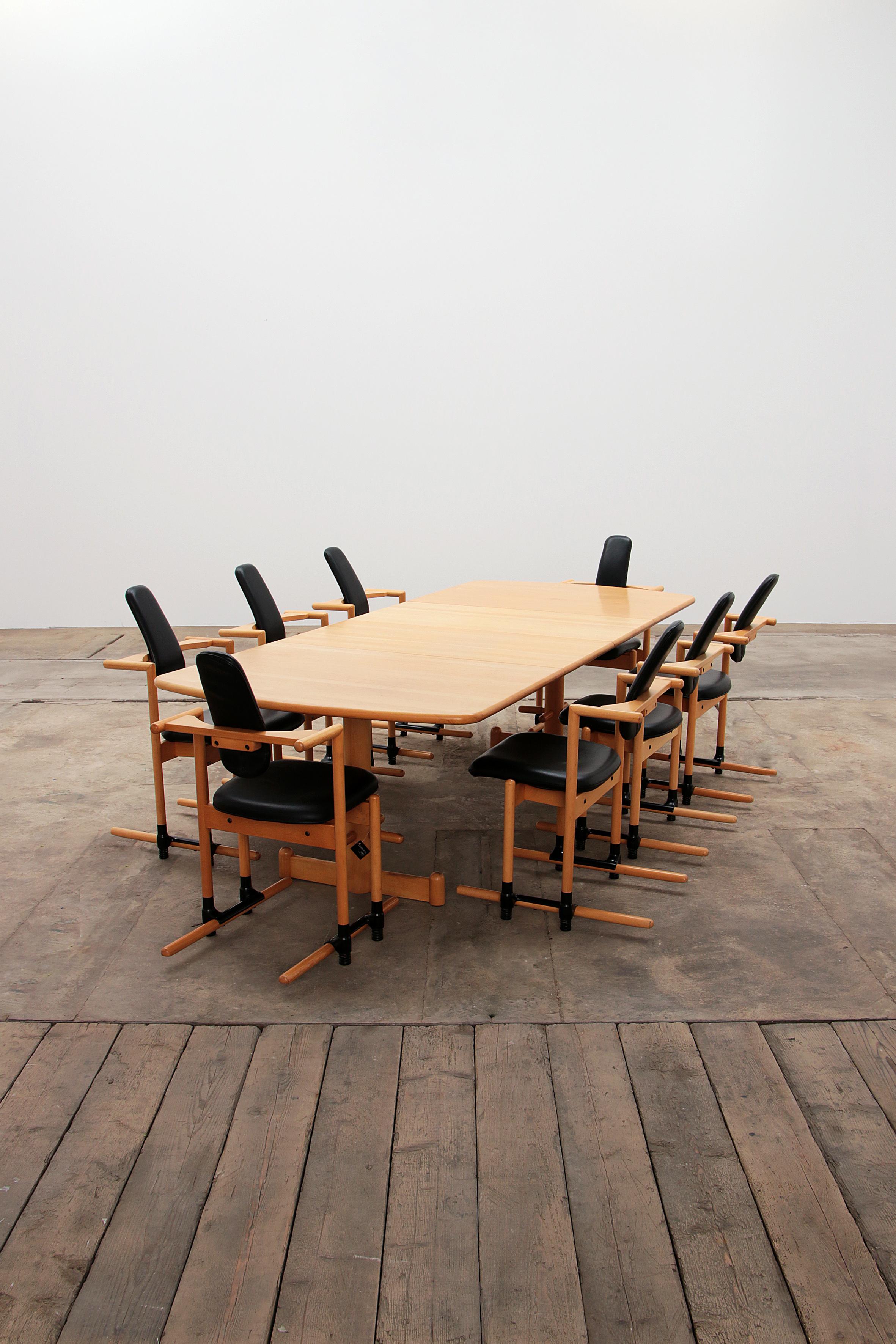 Der Flysit-Stuhl wurde 1983 von Peter Opsvik entworfen,

mit Schwerpunkt auf Produktdesign als Mittel zur Lösung von Problemen der realen Welt.

Dieser Stuhl kombiniert Rückenstütze und dynamische Bewegung.

Wenn Sie arbeiten, bleibt Ihre