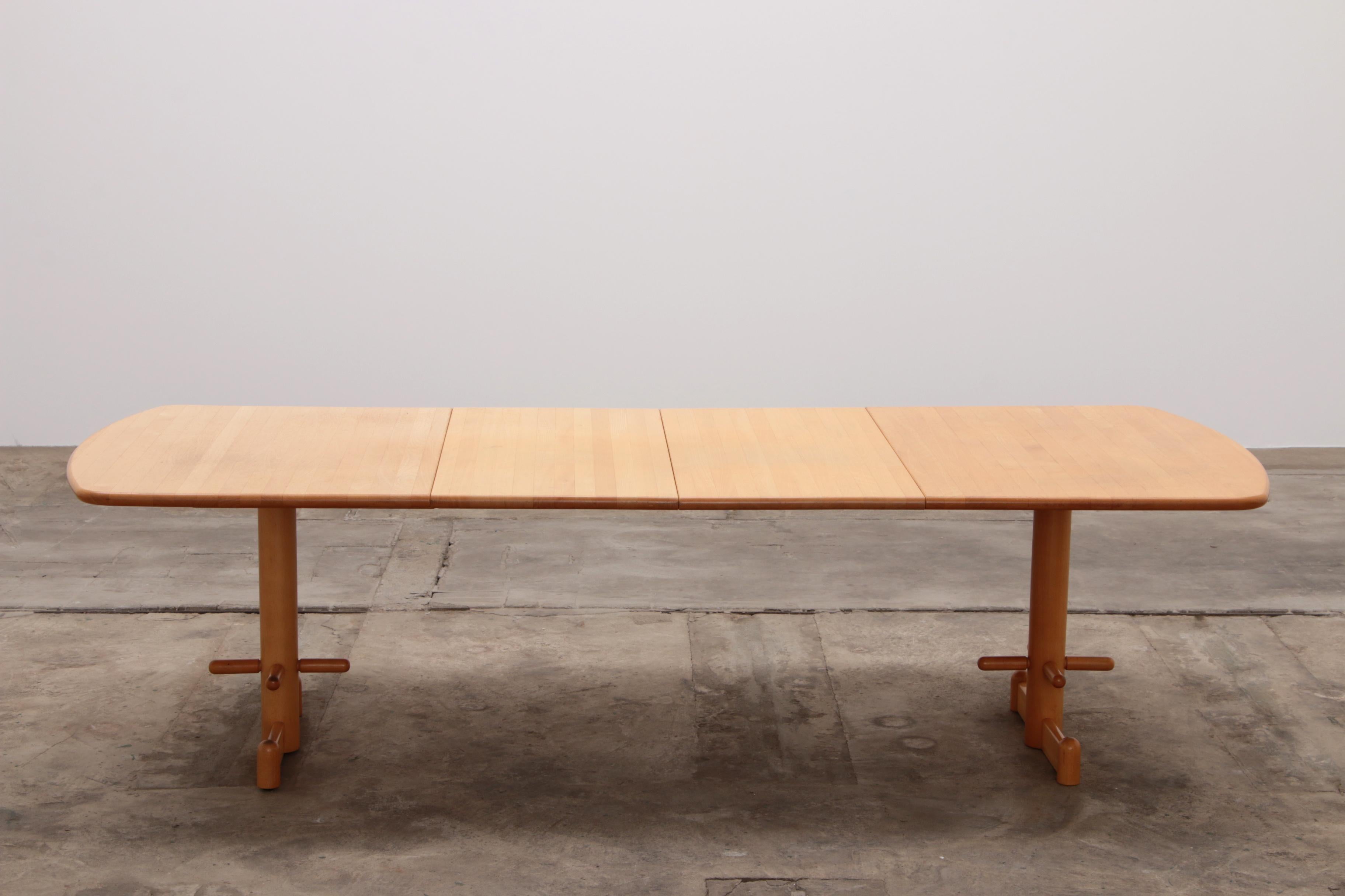 Stokke Esszimmer-Tisch mit 8 Stühlen, entworfen von Peter Opsvik, 1990 (Buchenholz) im Angebot